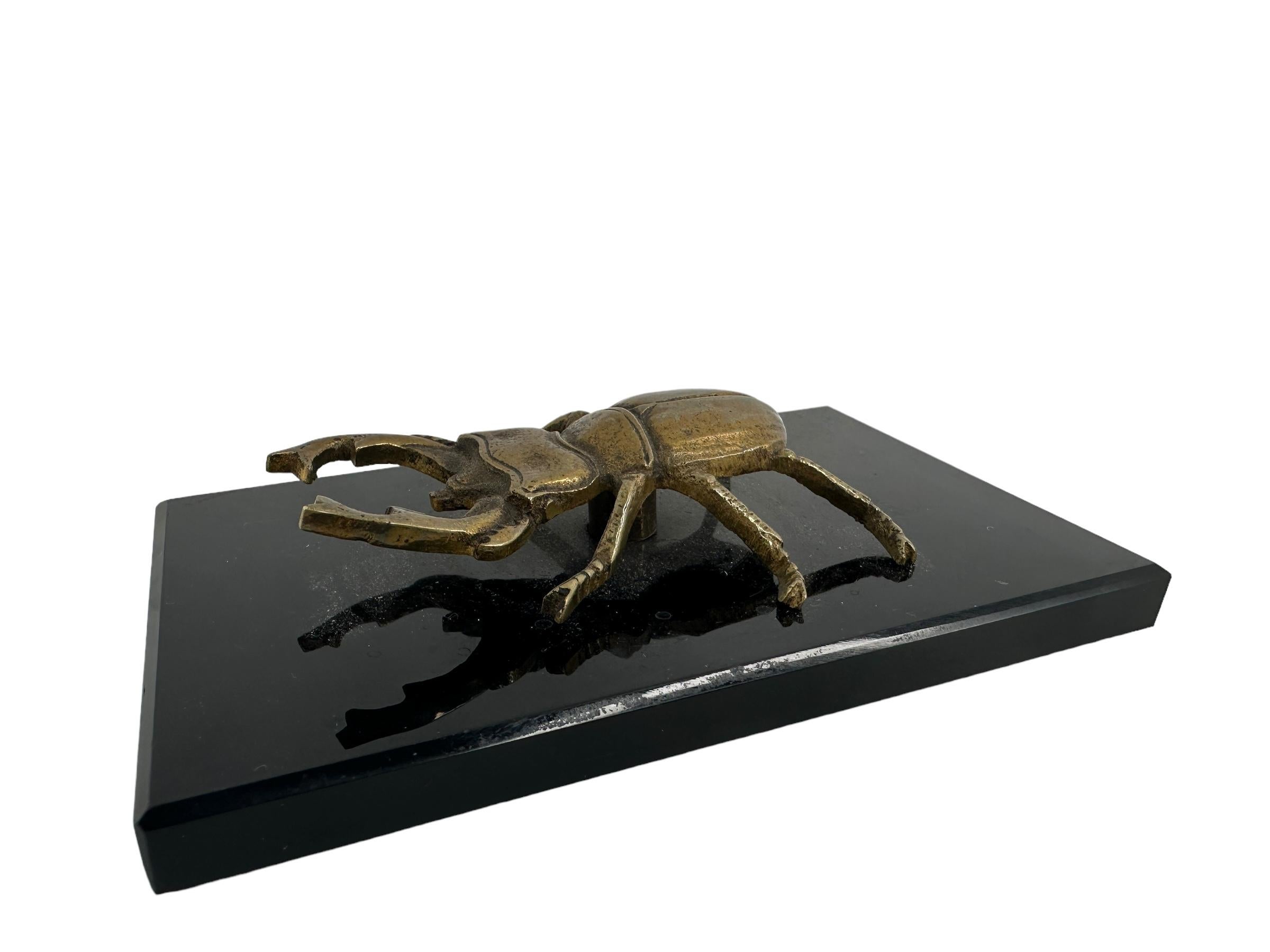 Questa bellissima figura o statua di scarabeo cervo è stata realizzata nel 1890 in Germania. Ha la vecchia etichetta originale in carta. Si tratta di un bellissimo pezzo decorativo, che può essere esposto come punto focale scultoreo su una credenza