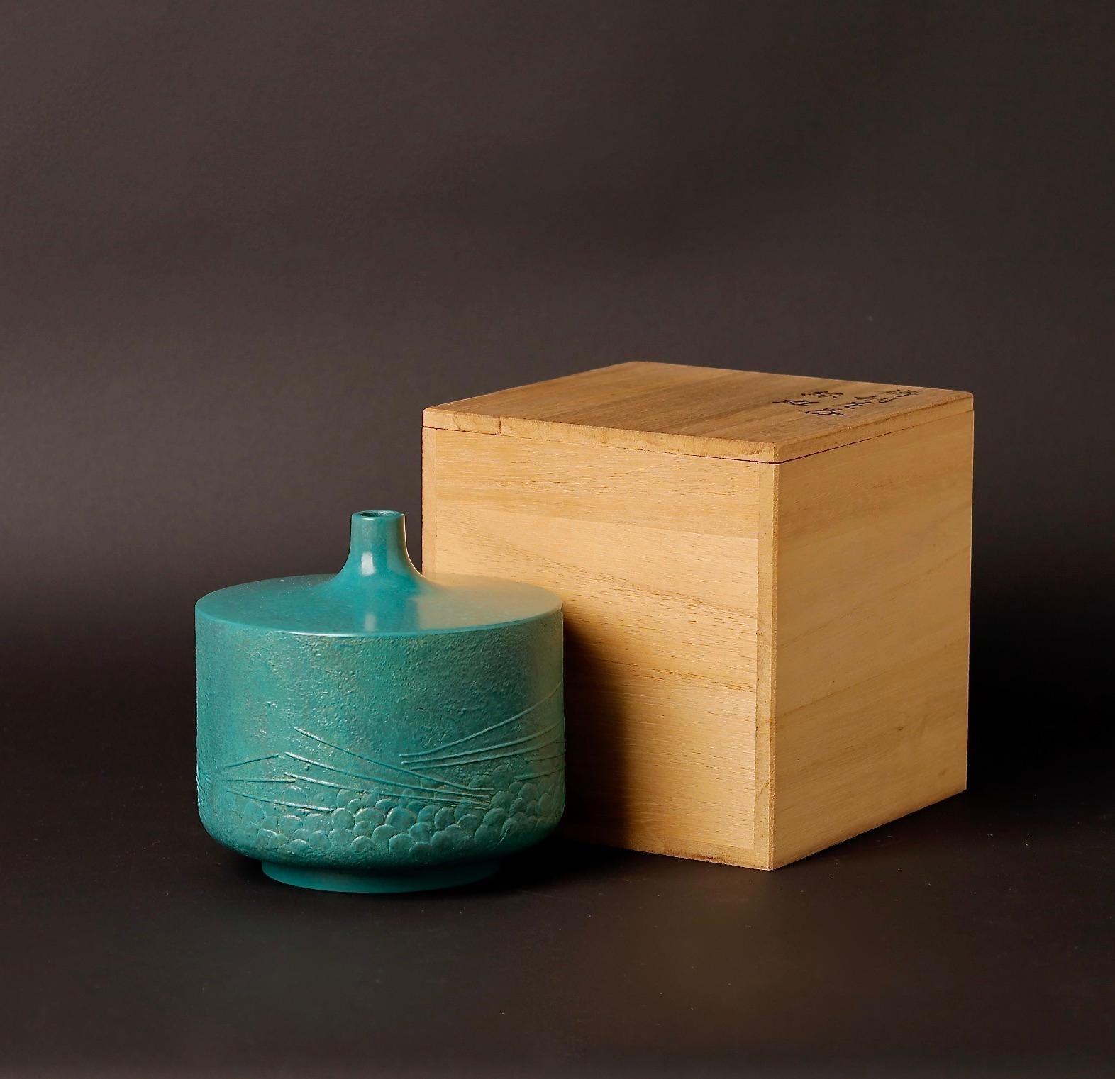 Beautiful Bronze vase by Itou Kunisuke.  Original wooden signed storage box is included 
Age:  Mid 20th century 