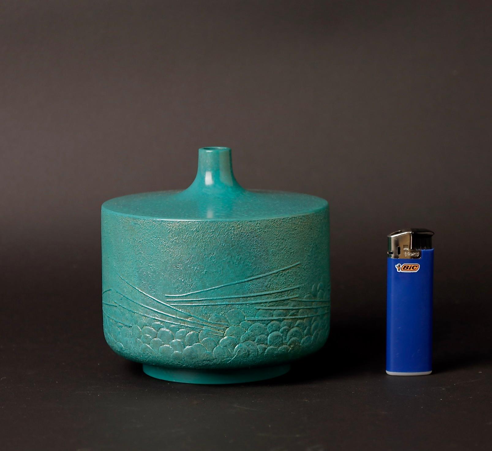 Japanese Beautiful Bronze vase by renown artist 20th century Itou Kunisuke For Sale