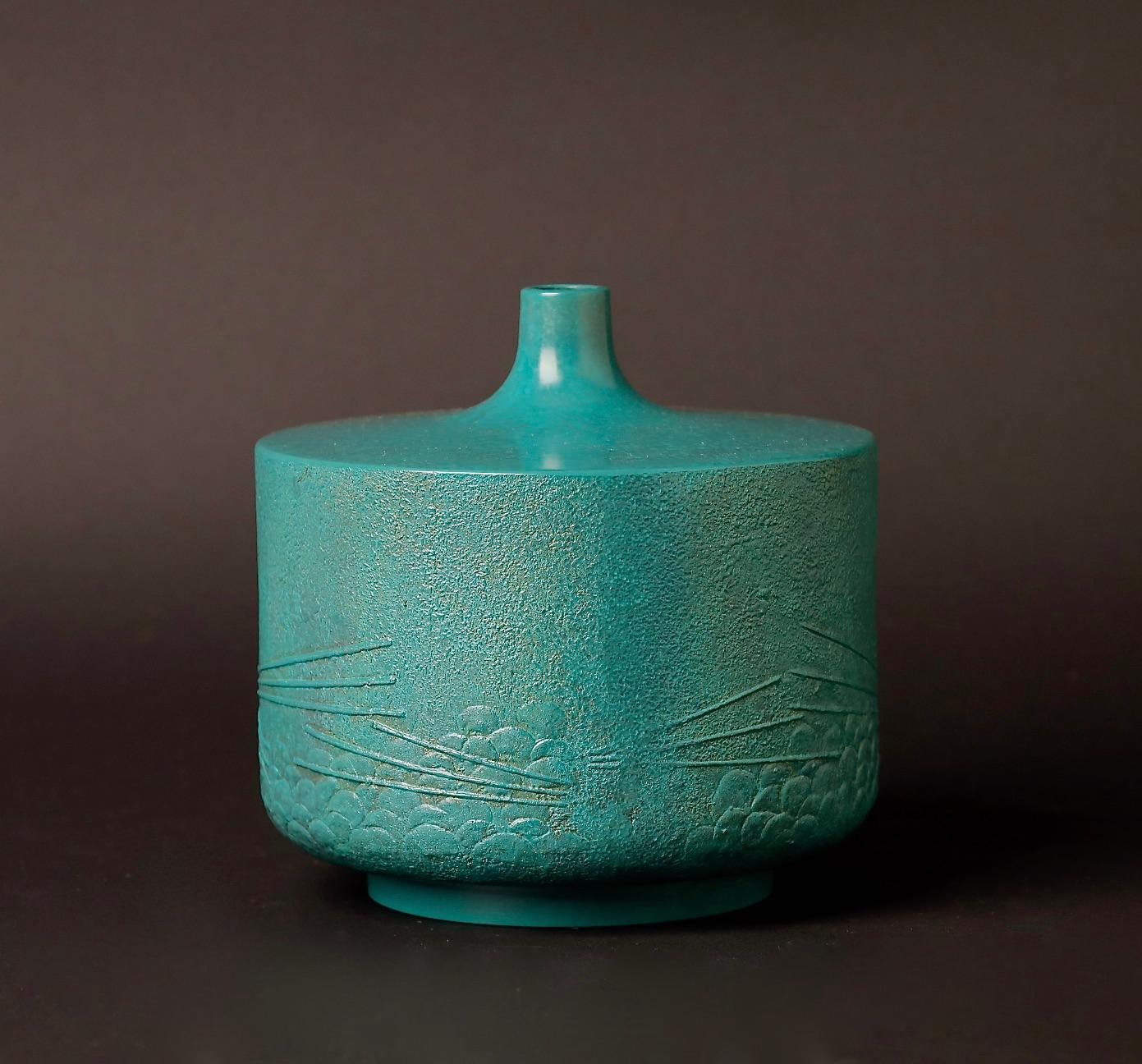 20th Century Beautiful Bronze vase by renown artist 20th century Itou Kunisuke For Sale