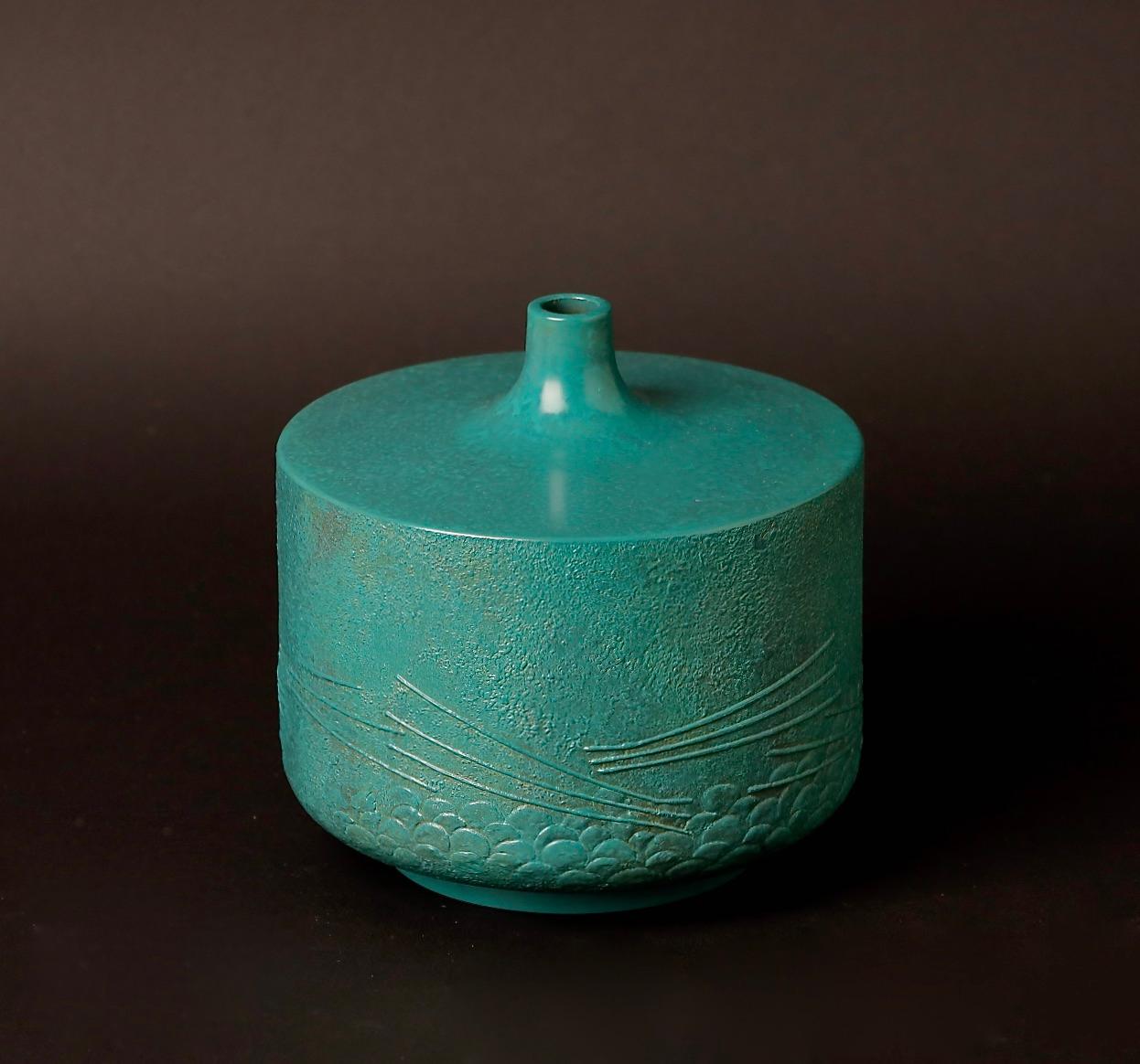 Beautiful Bronze vase by renown artist 20th century Itou Kunisuke For Sale 1