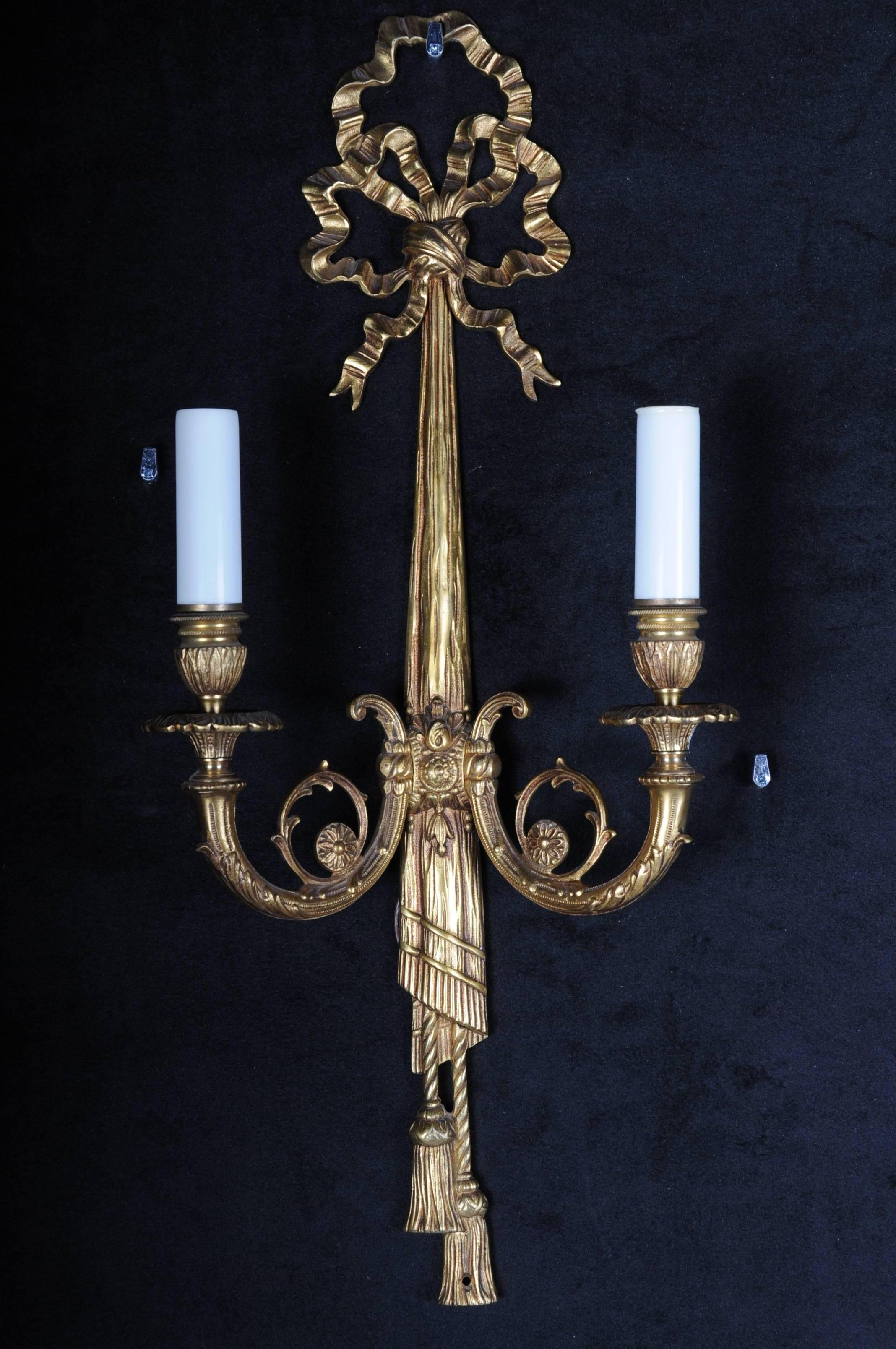 Beautiful bronze wall lamp in Louis XVI style

Two flames. Solid bronze. Lamp crowned by a plastic bow. Electrified.

(F-82).