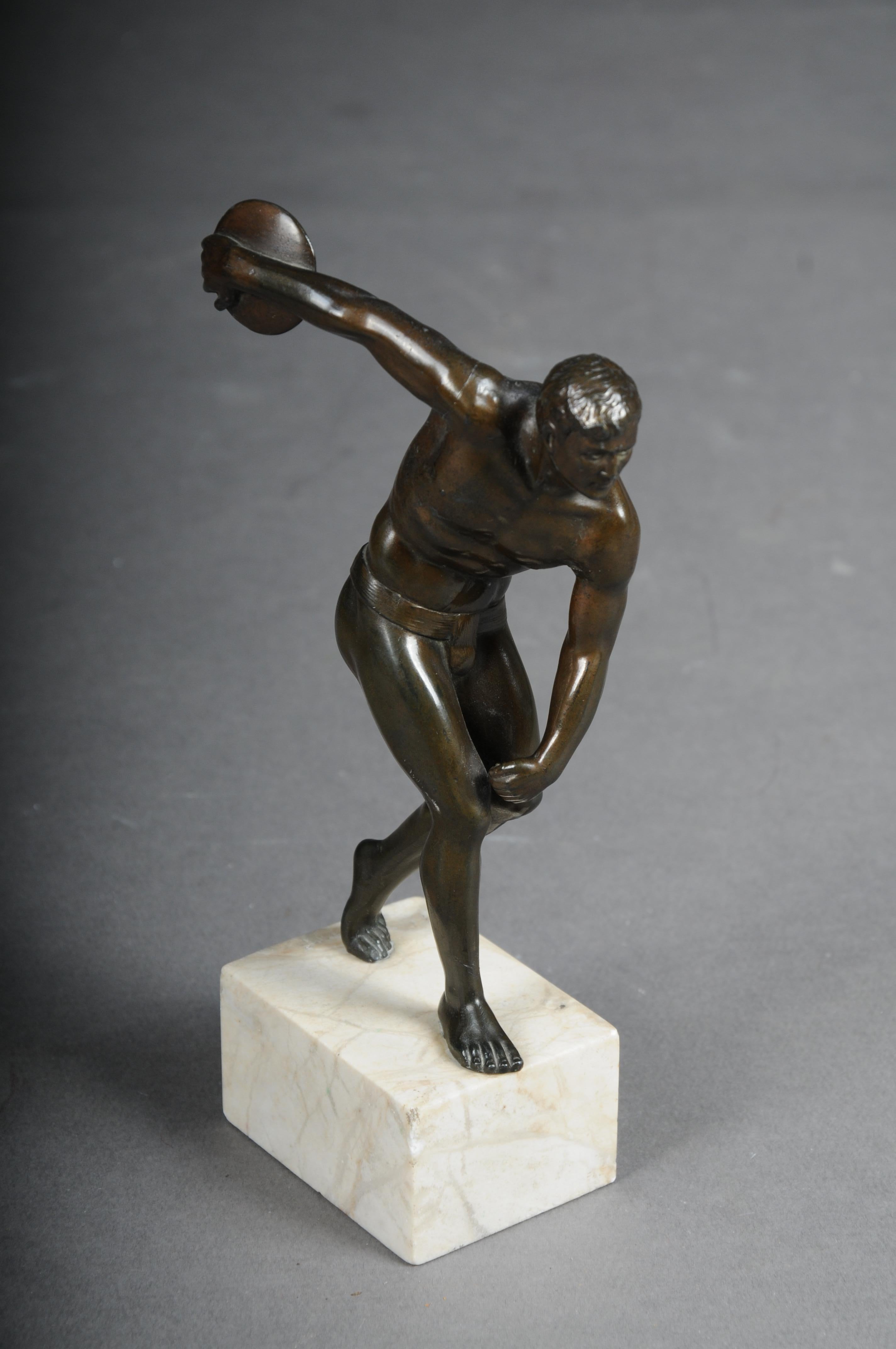 Schöne bronzene, athletische Diskuswerferin.

 Bronzefigur eines Diskuswerfers, bronziert, 20. Jahrhundert. Bronziert Auf einem quadratischen Sockel.