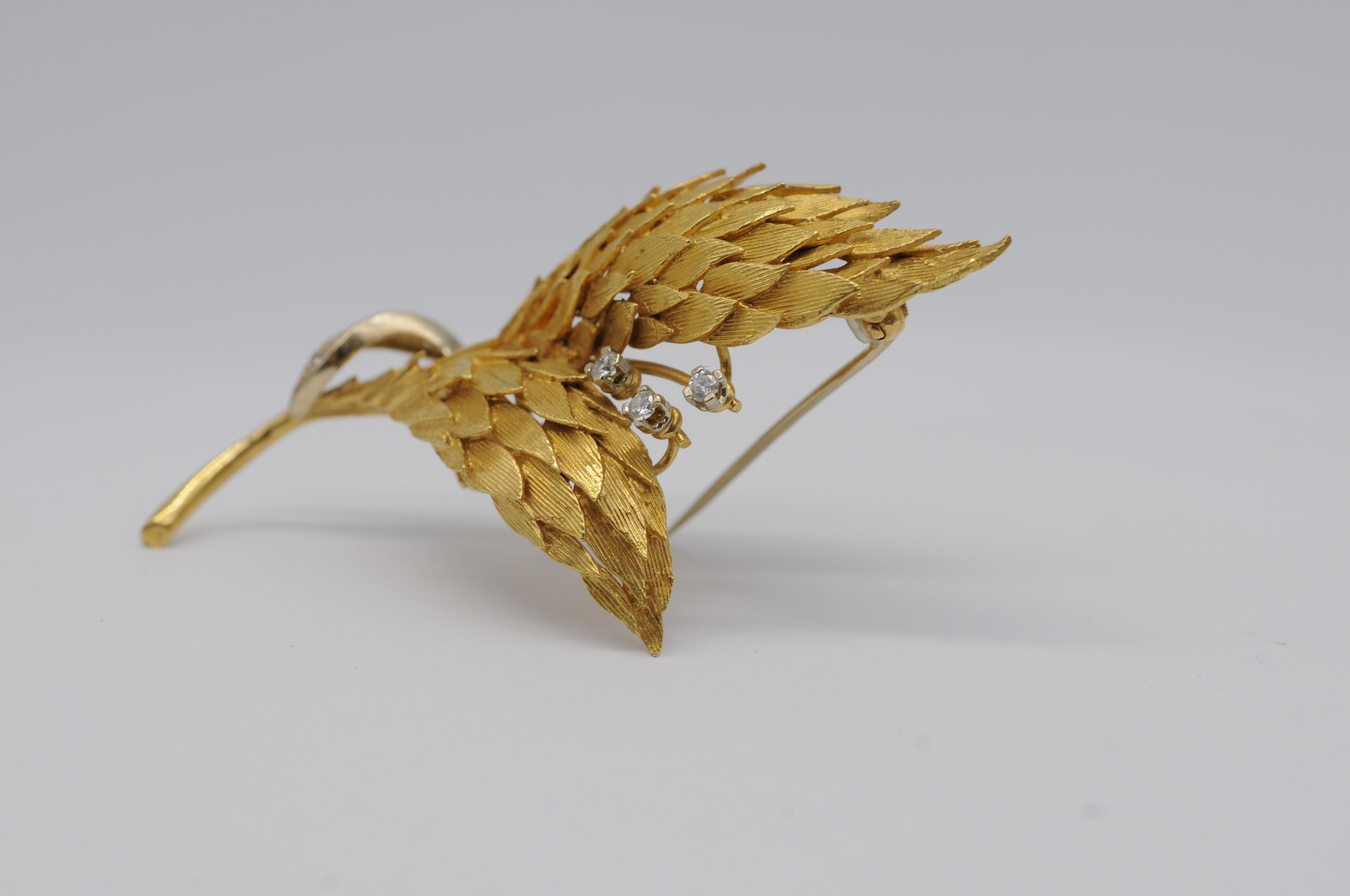 Beautiful Brooch in 18k gold with brilliant and wings look For Sale 11