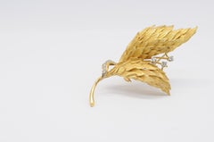 Beautiful Brooch in 18k gold with brilliant and wings look