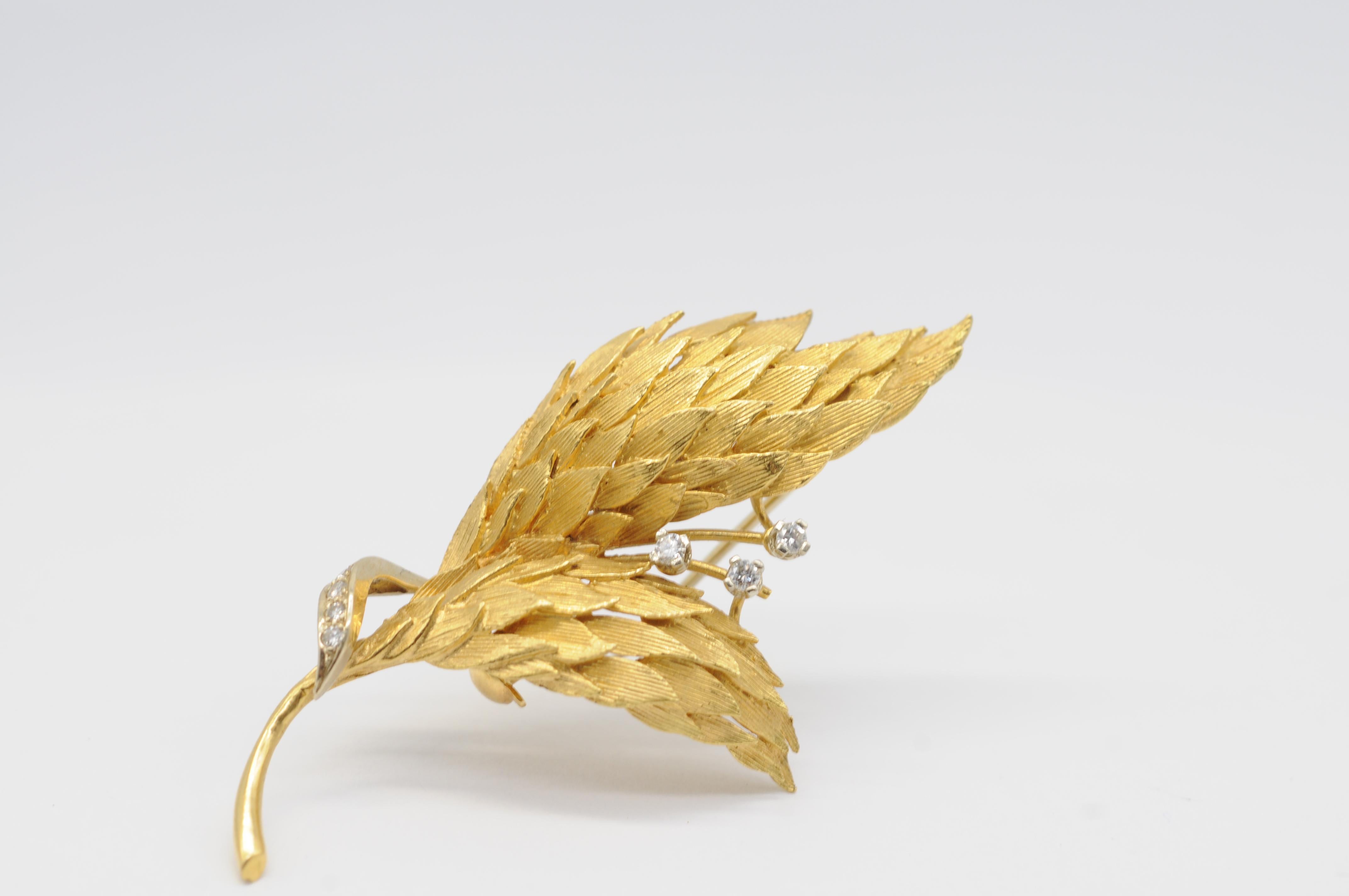 Aesthetic Movement Beautiful Brooch in 18k gold with brilliant and wings look For Sale