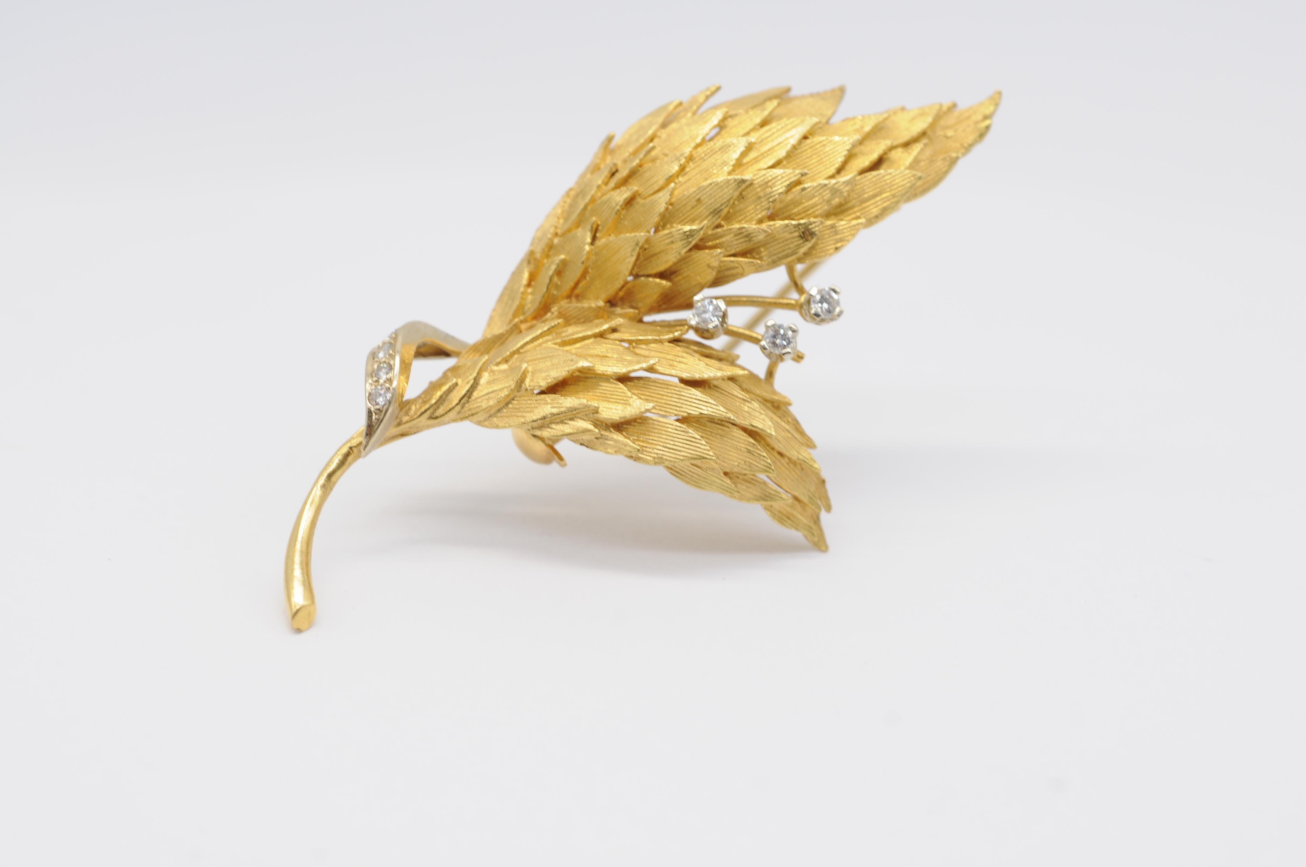 Brilliant Cut Beautiful Brooch in 18k gold with brilliant and wings look For Sale