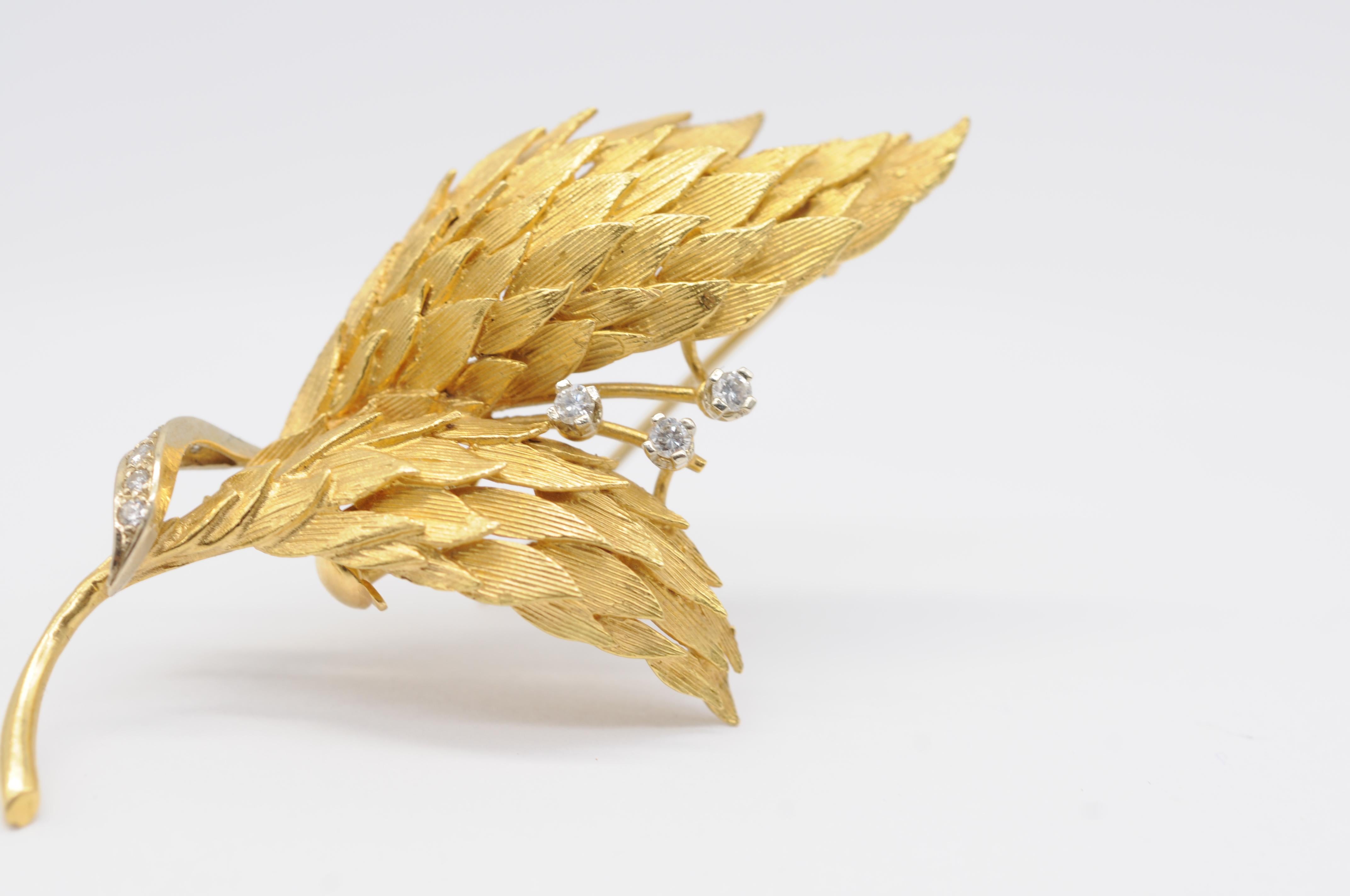 Beautiful Brooch in 18k gold with brilliant and wings look In Good Condition For Sale In Berlin, BE