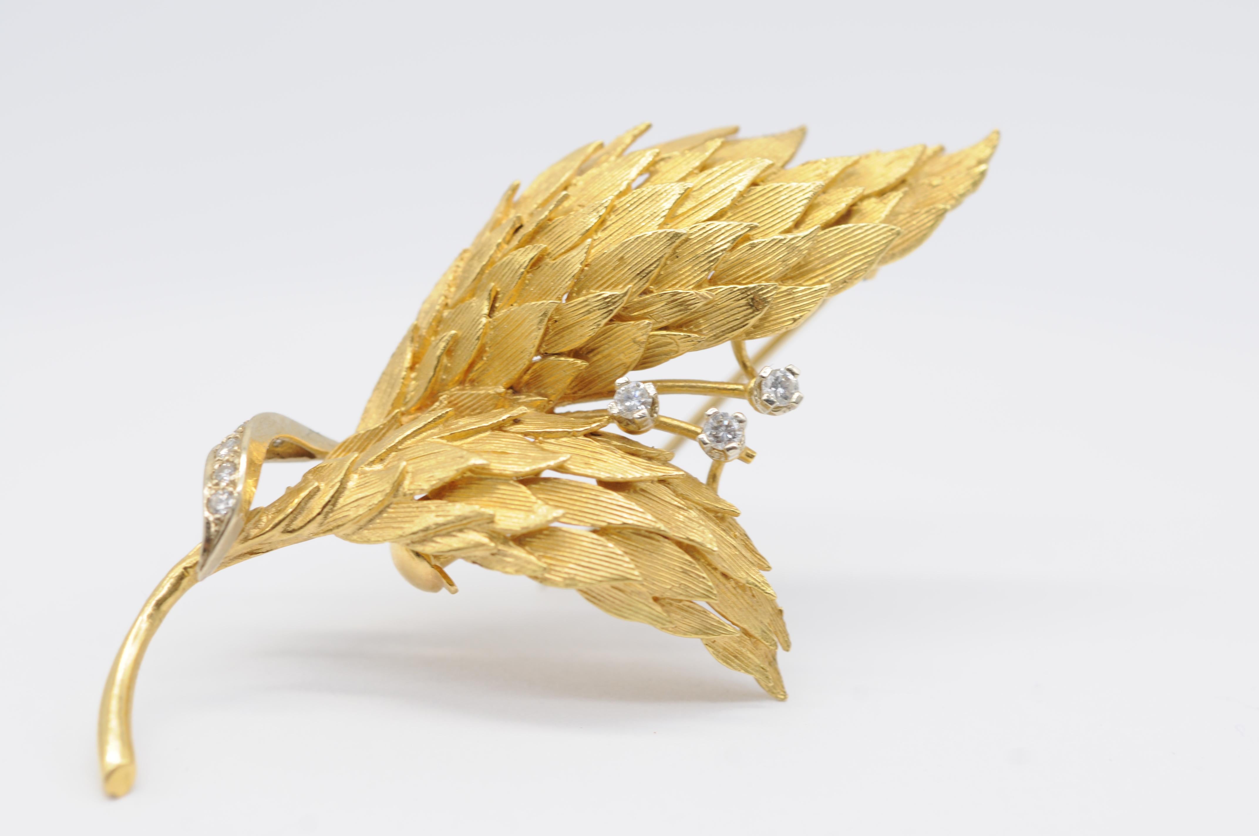 Women's or Men's Beautiful Brooch in 18k gold with brilliant and wings look For Sale