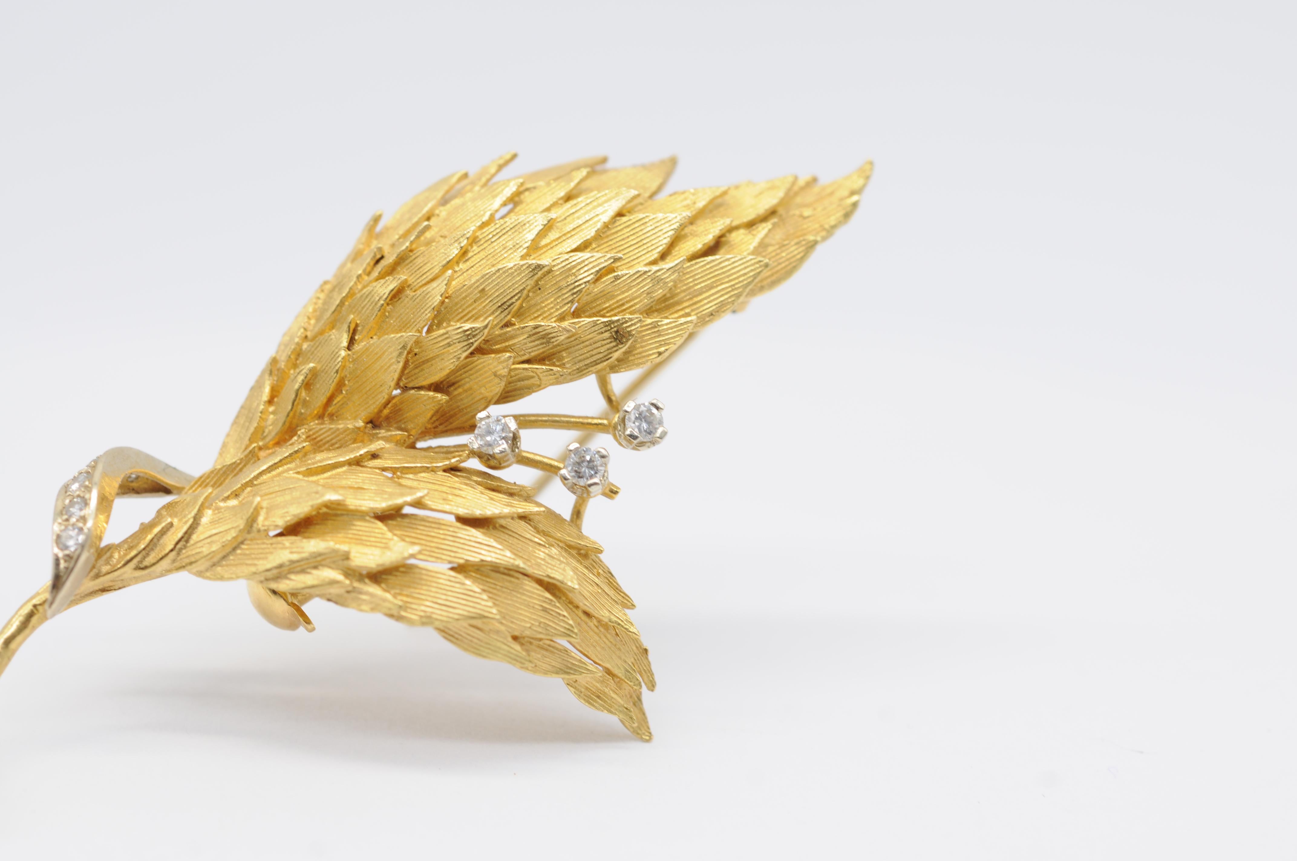 Beautiful Brooch in 18k gold with brilliant and wings look For Sale 1
