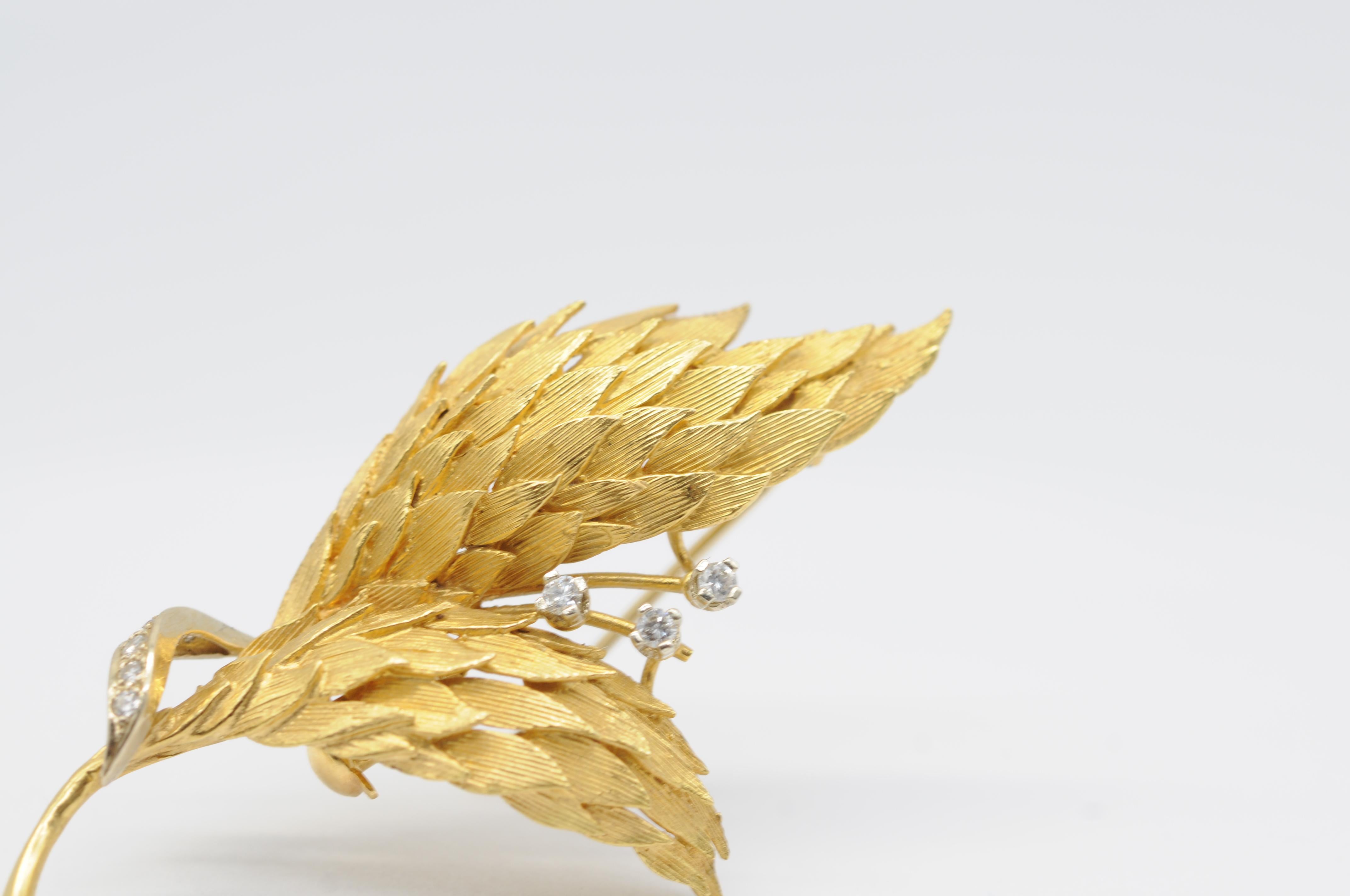Beautiful Brooch in 18k gold with brilliant and wings look For Sale 2