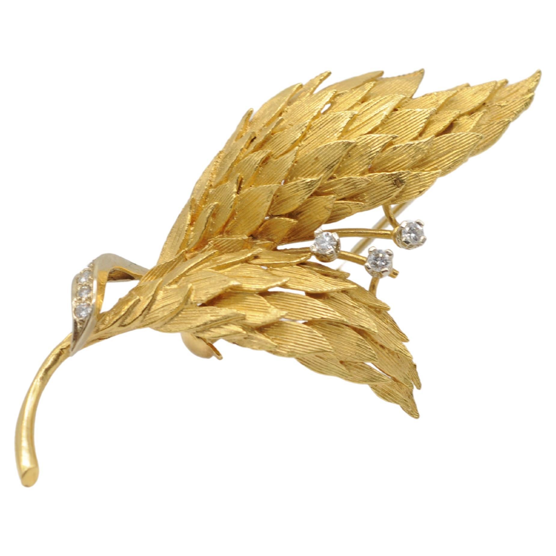 Beautiful Brooch in 18k gold with brilliant and wings look For Sale