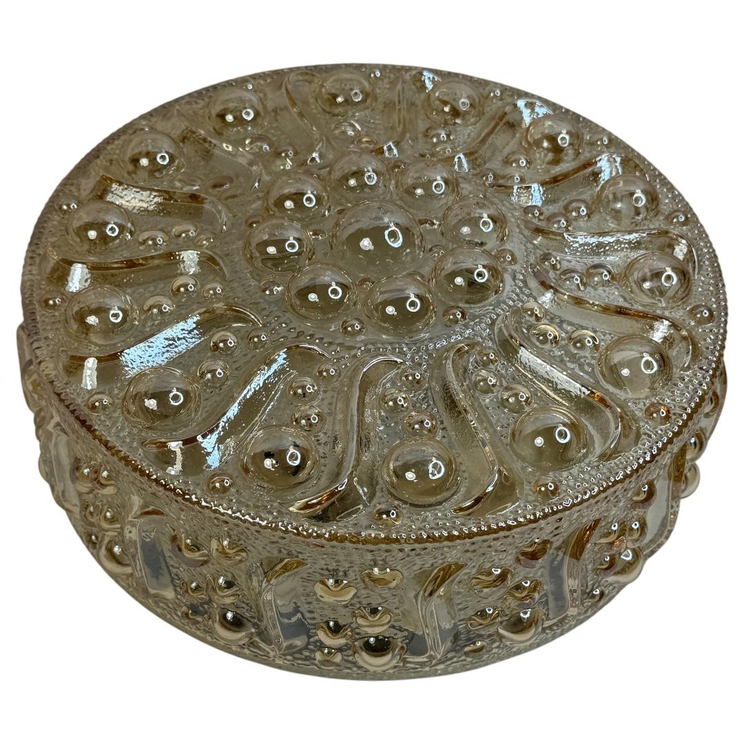 Magnifique motif à bulles encastré. Fabriqué en Allemagne par Glashuette Limburg. Magnifique verre texturé encastré avec fixation en métal. Le luminaire nécessite une ampoule européenne E27 Edison d'une puissance maximale de 60 watts.
Trouvé dans