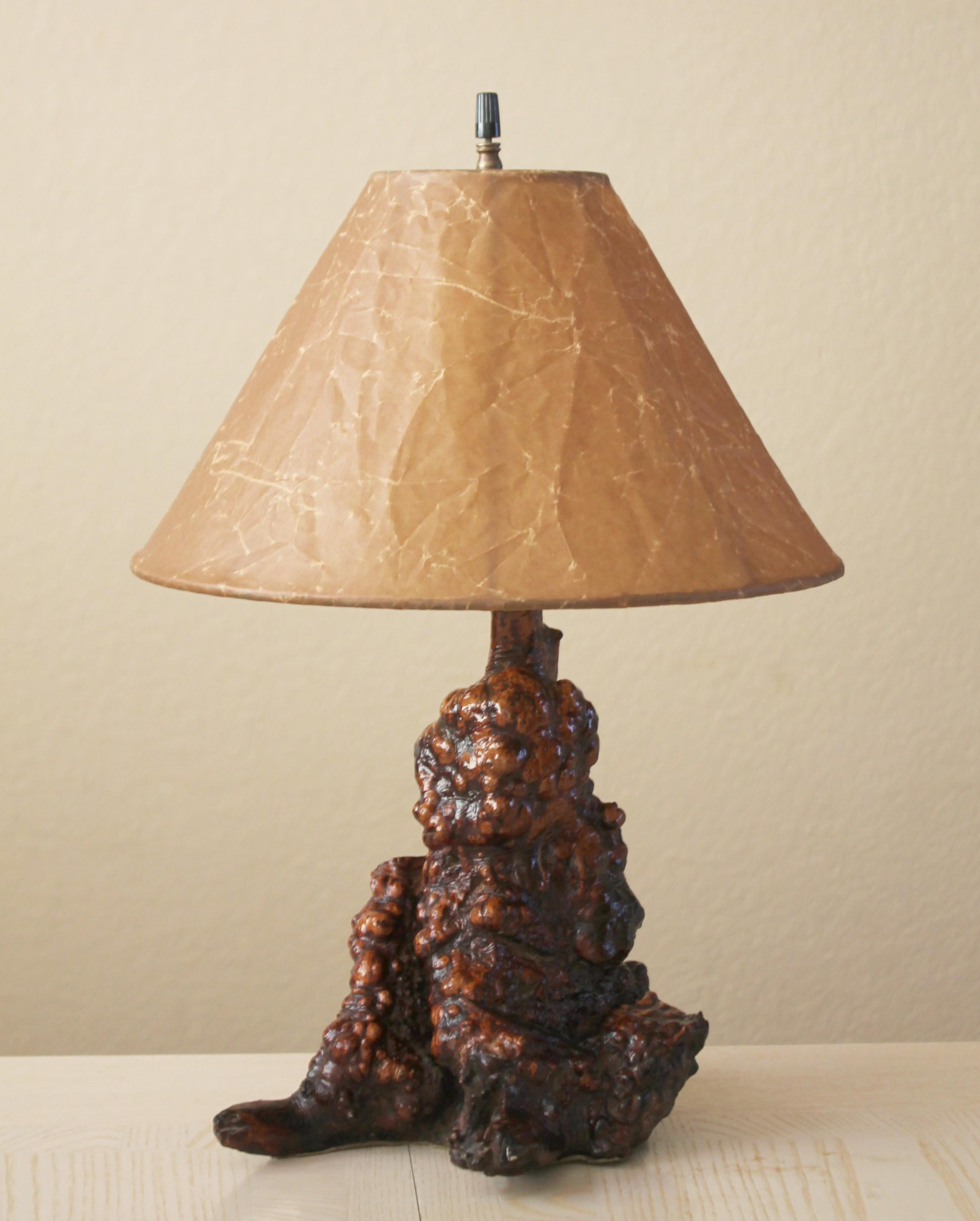 Arts and Crafts Magnifique lampe de table en bois de ronce à forme libre d'après Nakashima 1950s Arts en vente
