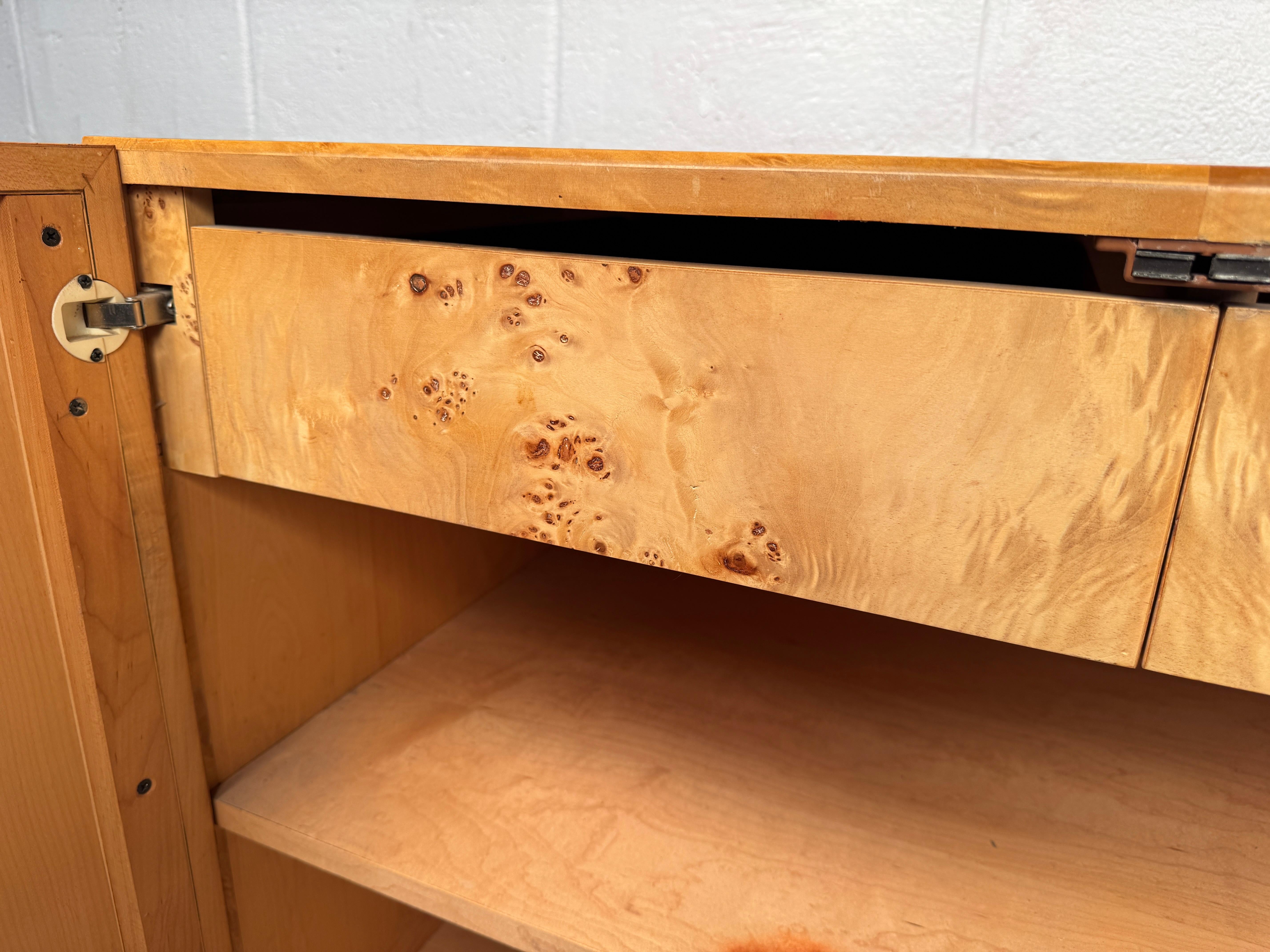 Bellissima credenza di metà secolo in acero burlato in vendita 4