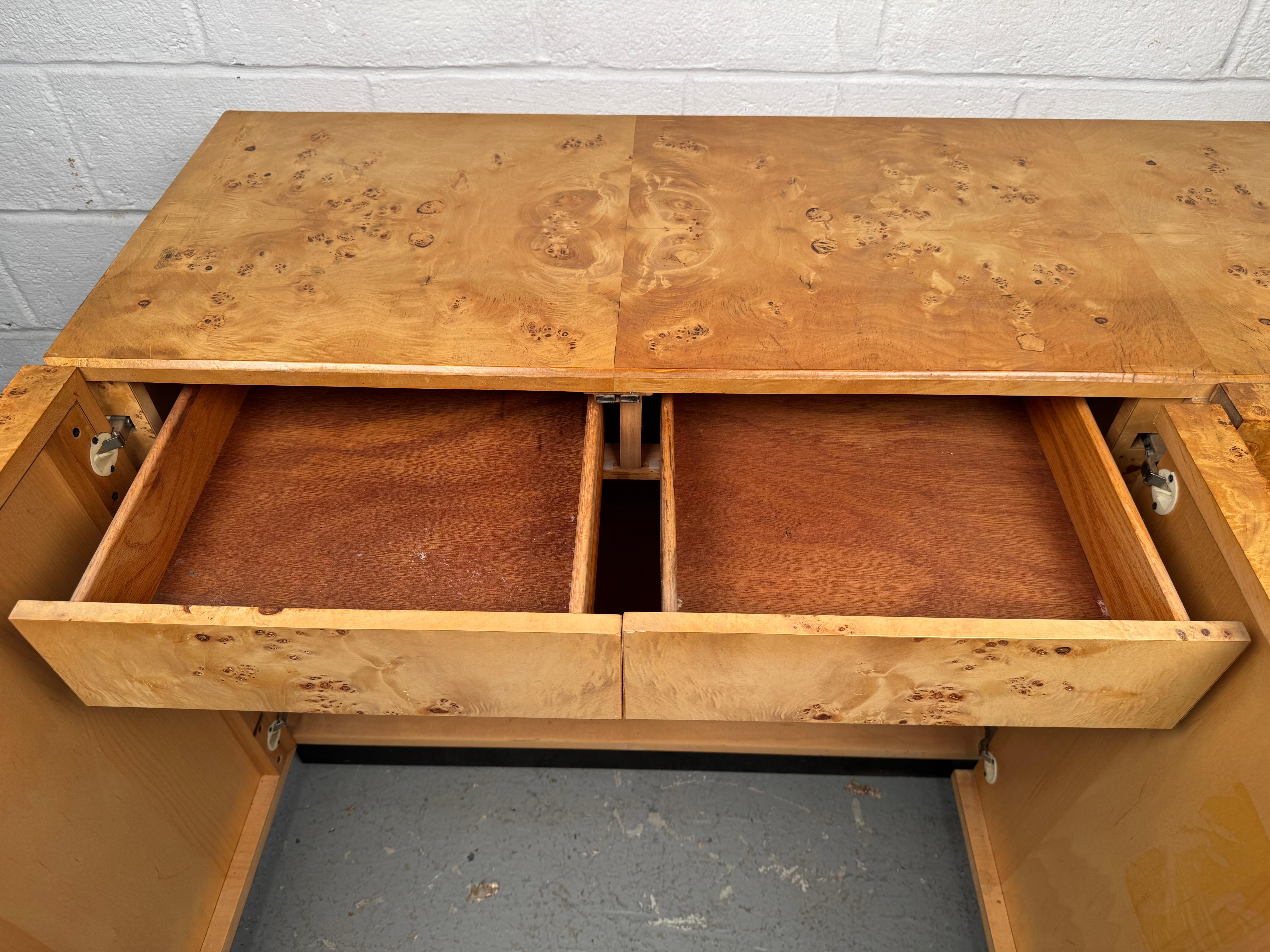 Bellissima credenza di metà secolo in acero burlato in vendita 5