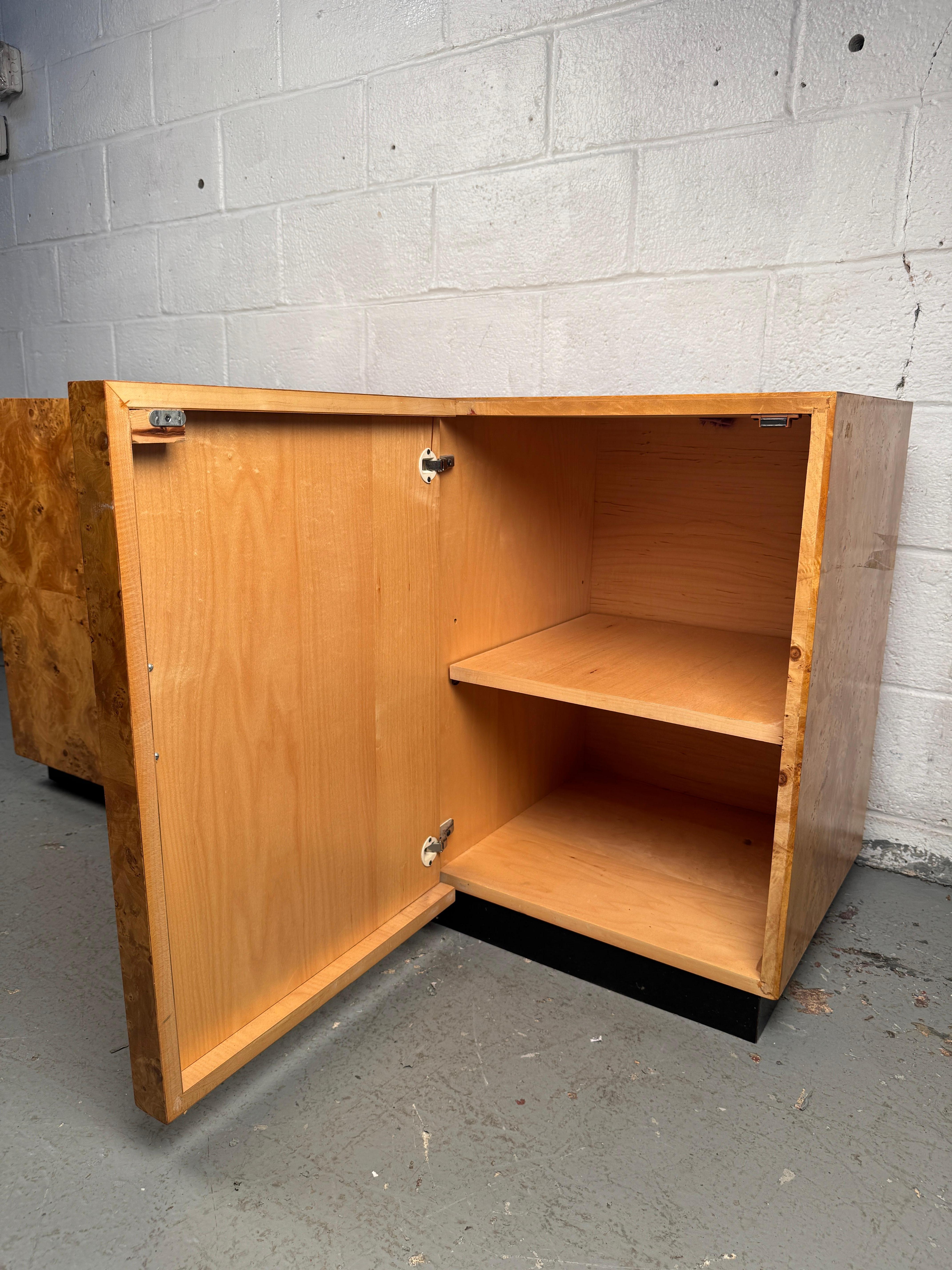 Bellissima credenza di metà secolo in acero burlato in vendita 7