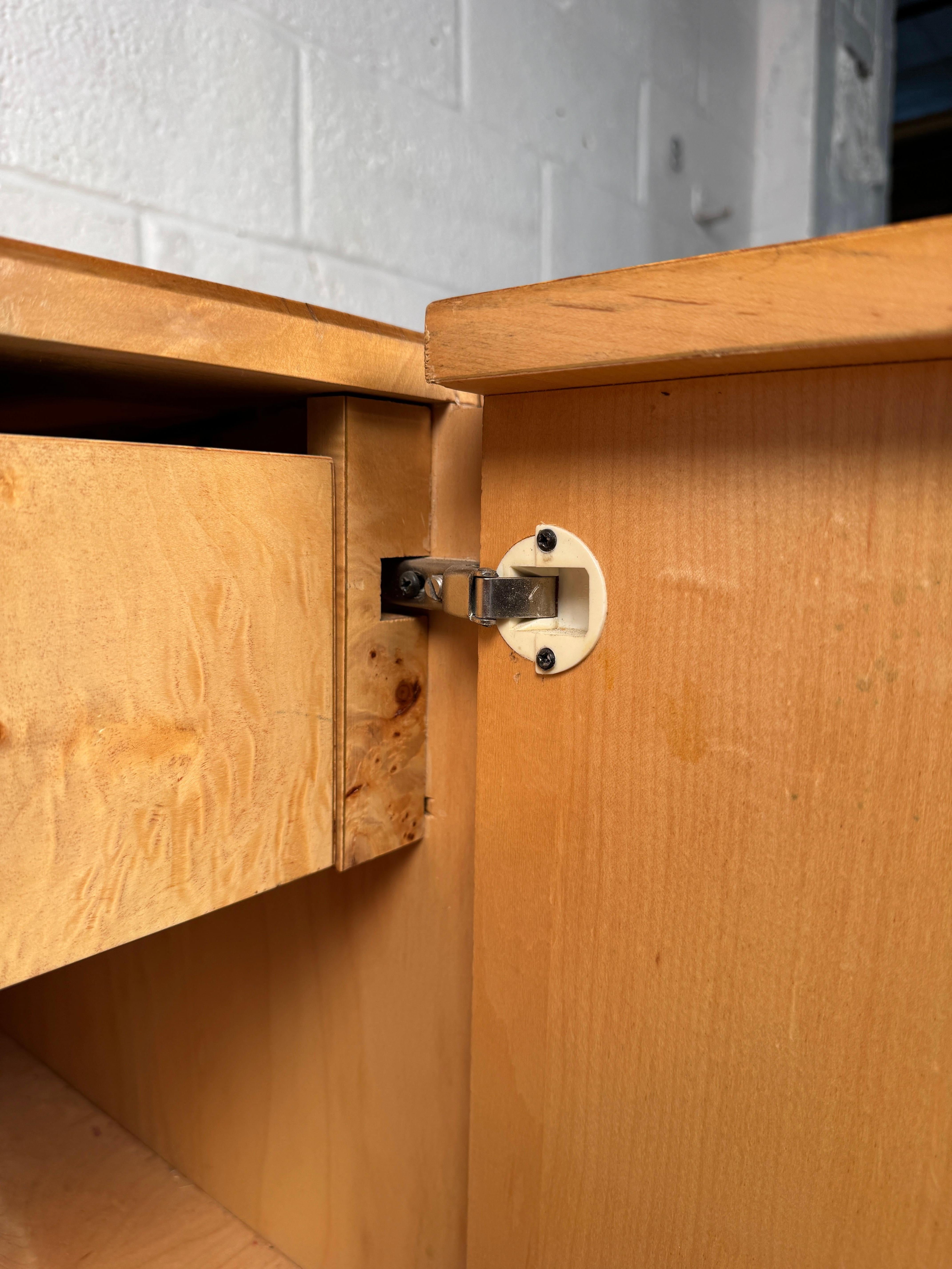 Bellissima credenza di metà secolo in acero burlato in vendita 8