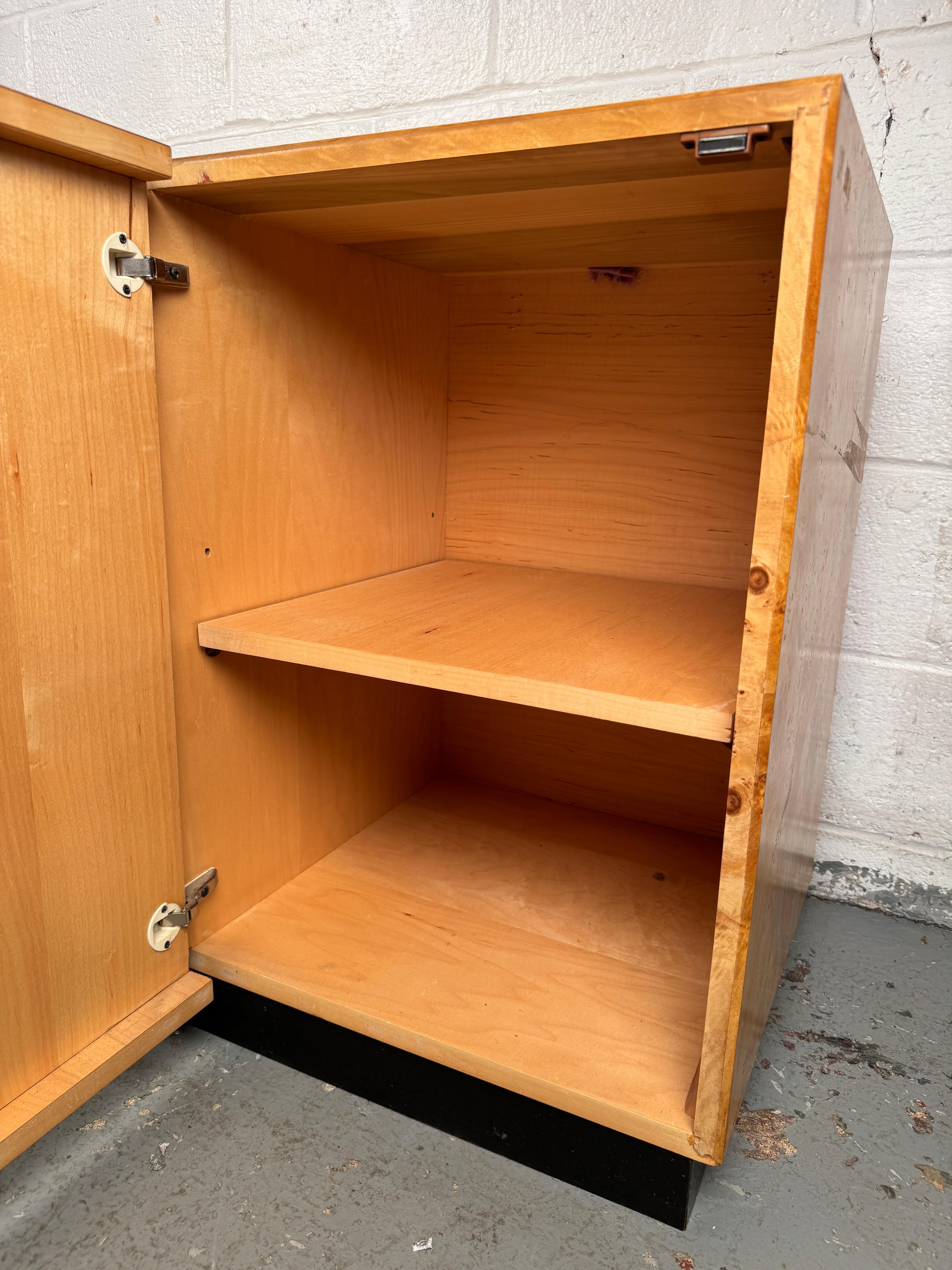 Bellissima credenza di metà secolo in acero burlato in vendita 9