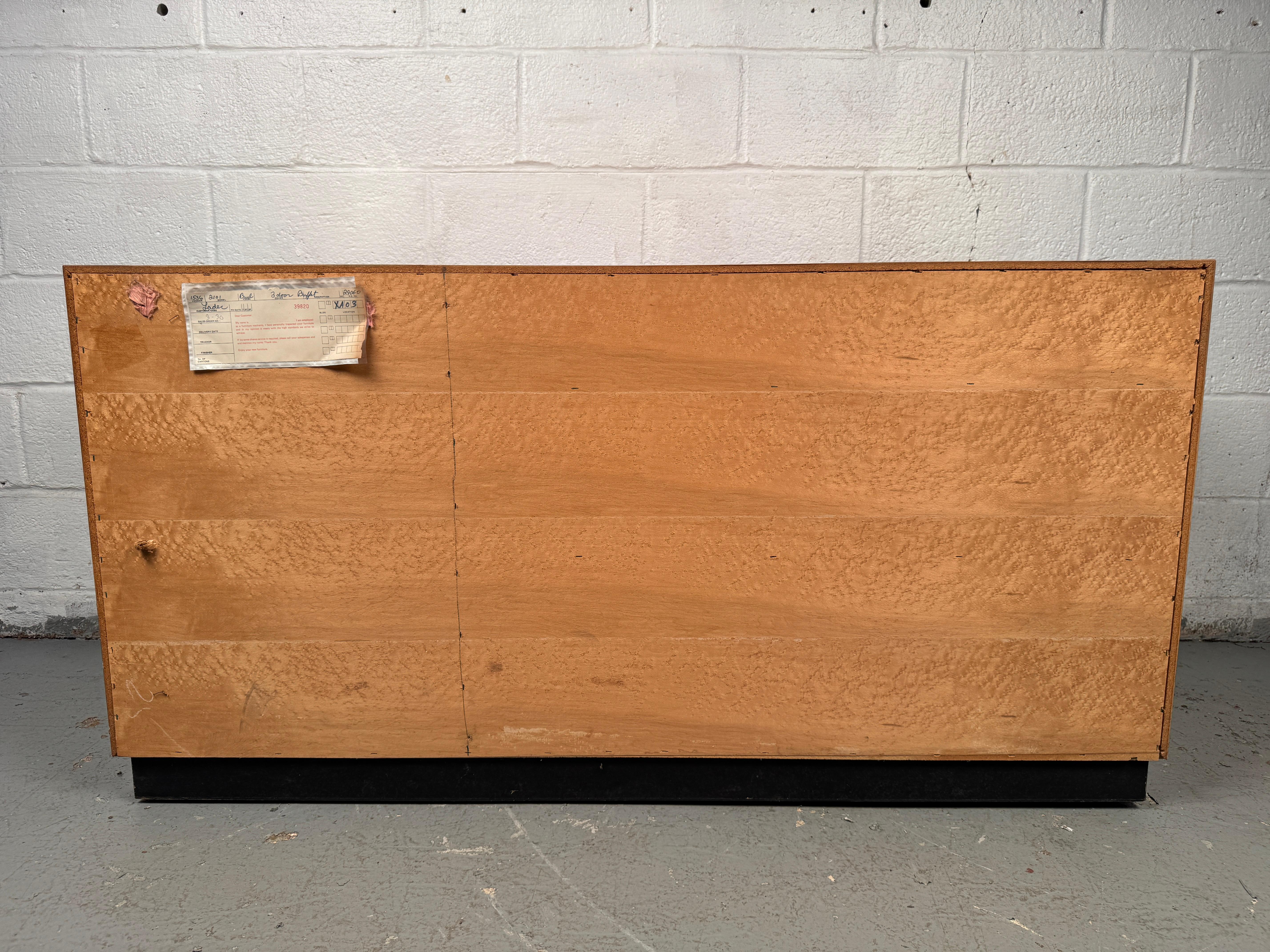 Bellissima credenza di metà secolo in acero burlato in vendita 10