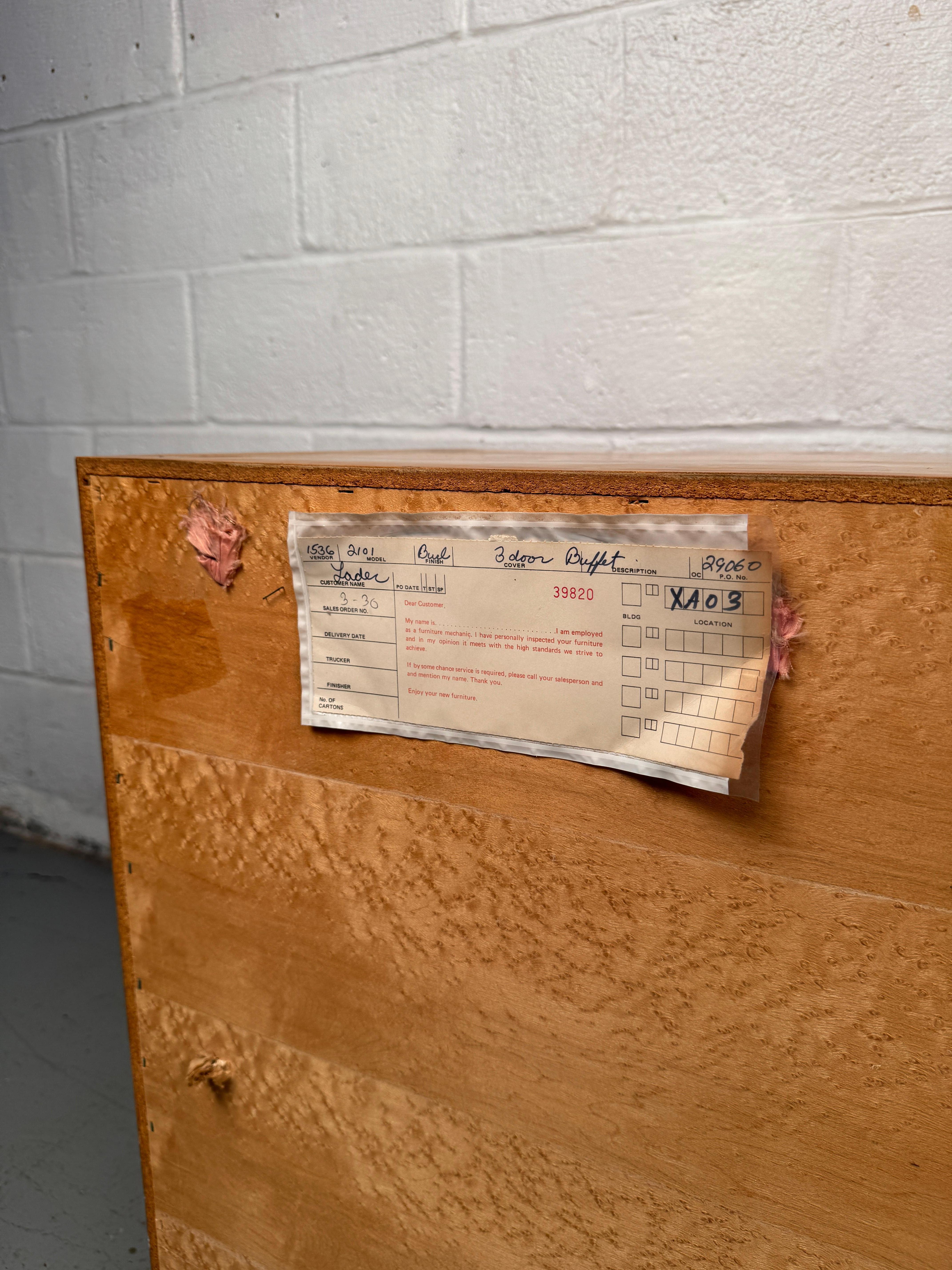 Bellissima credenza di metà secolo in acero burlato in vendita 11