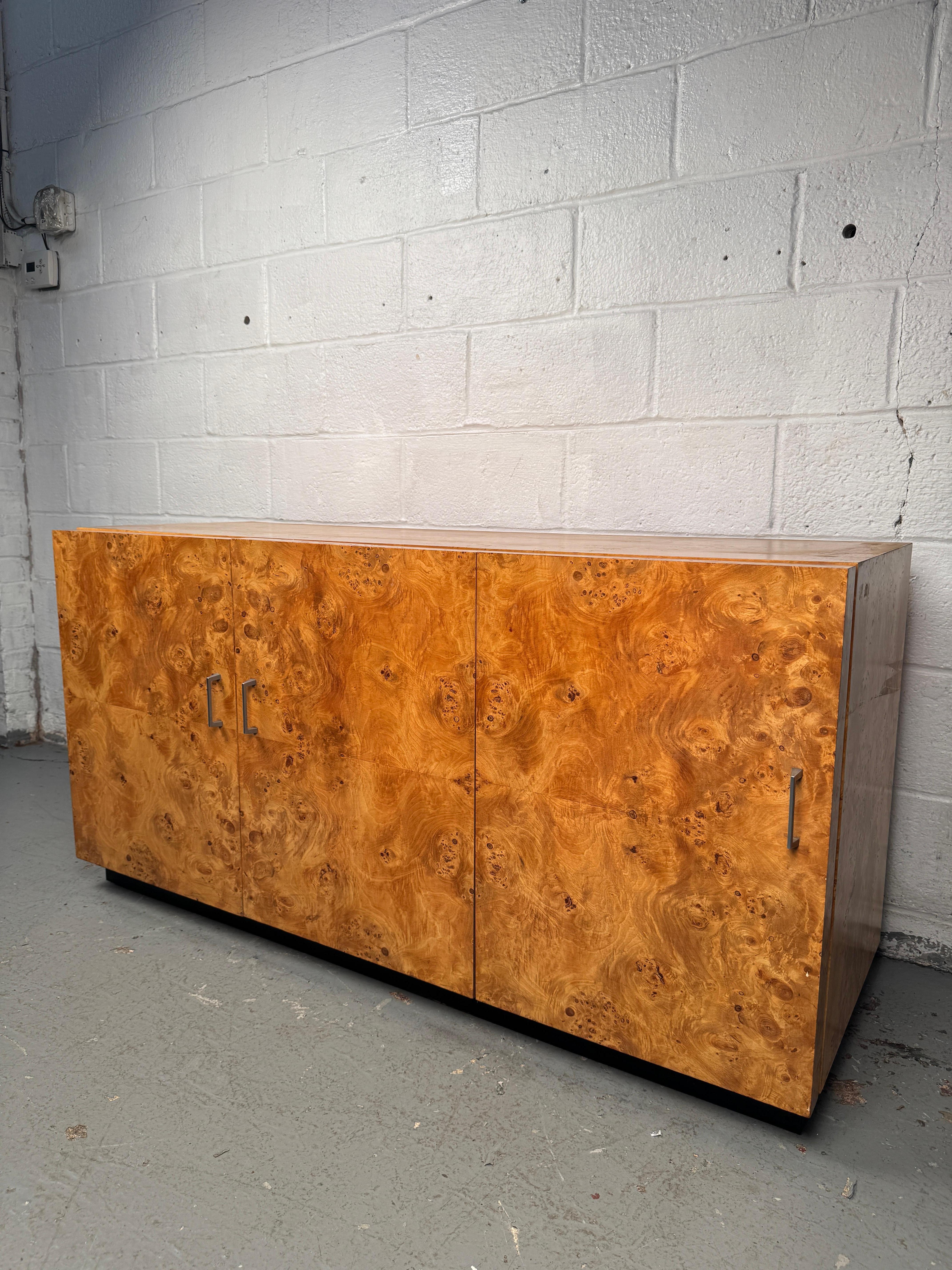 Mid-Century moderno Bellissima credenza di metà secolo in acero burlato in vendita