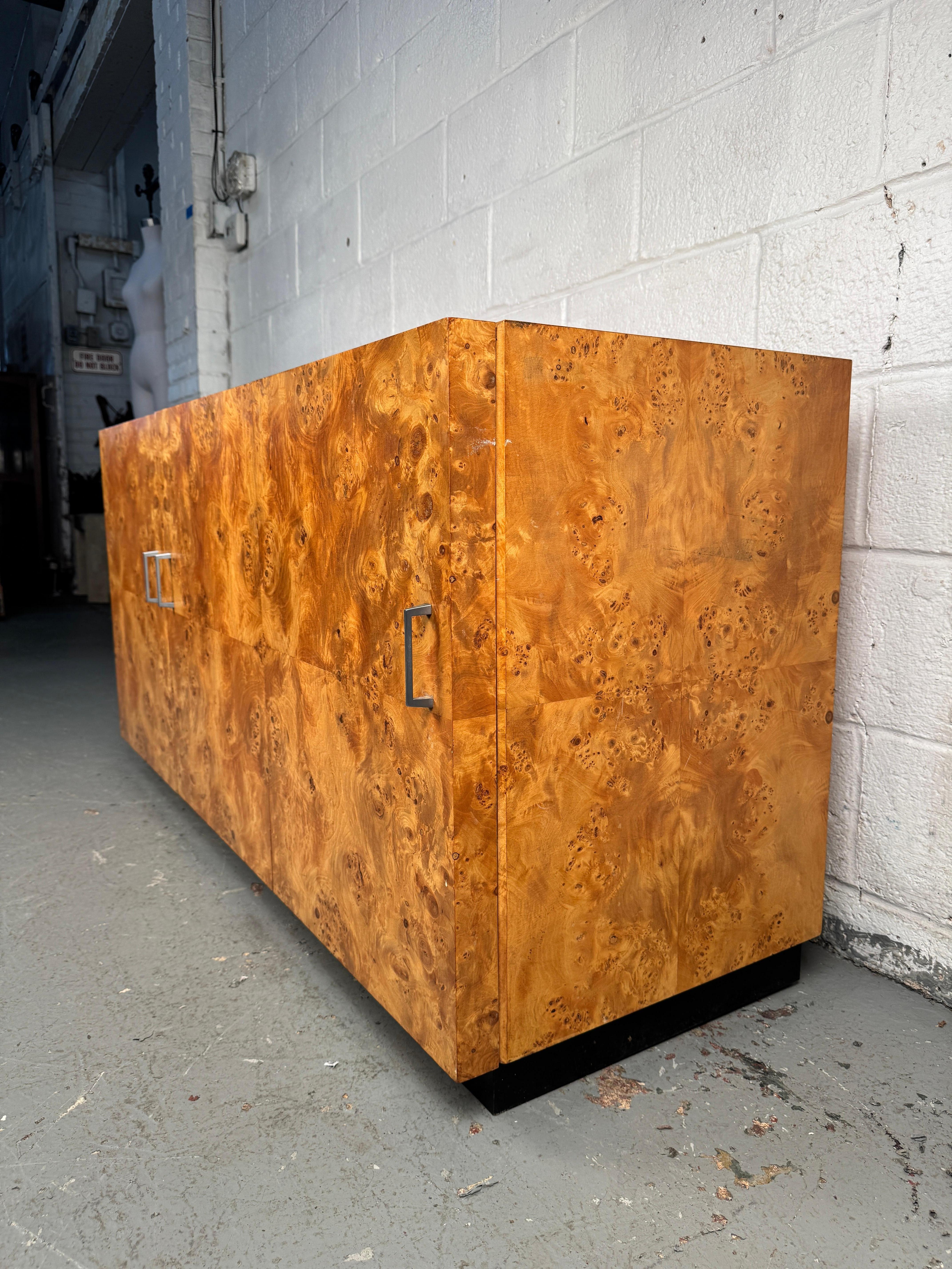 Bellissima credenza di metà secolo in acero burlato In condizioni buone in vendita a Brooklyn, NY
