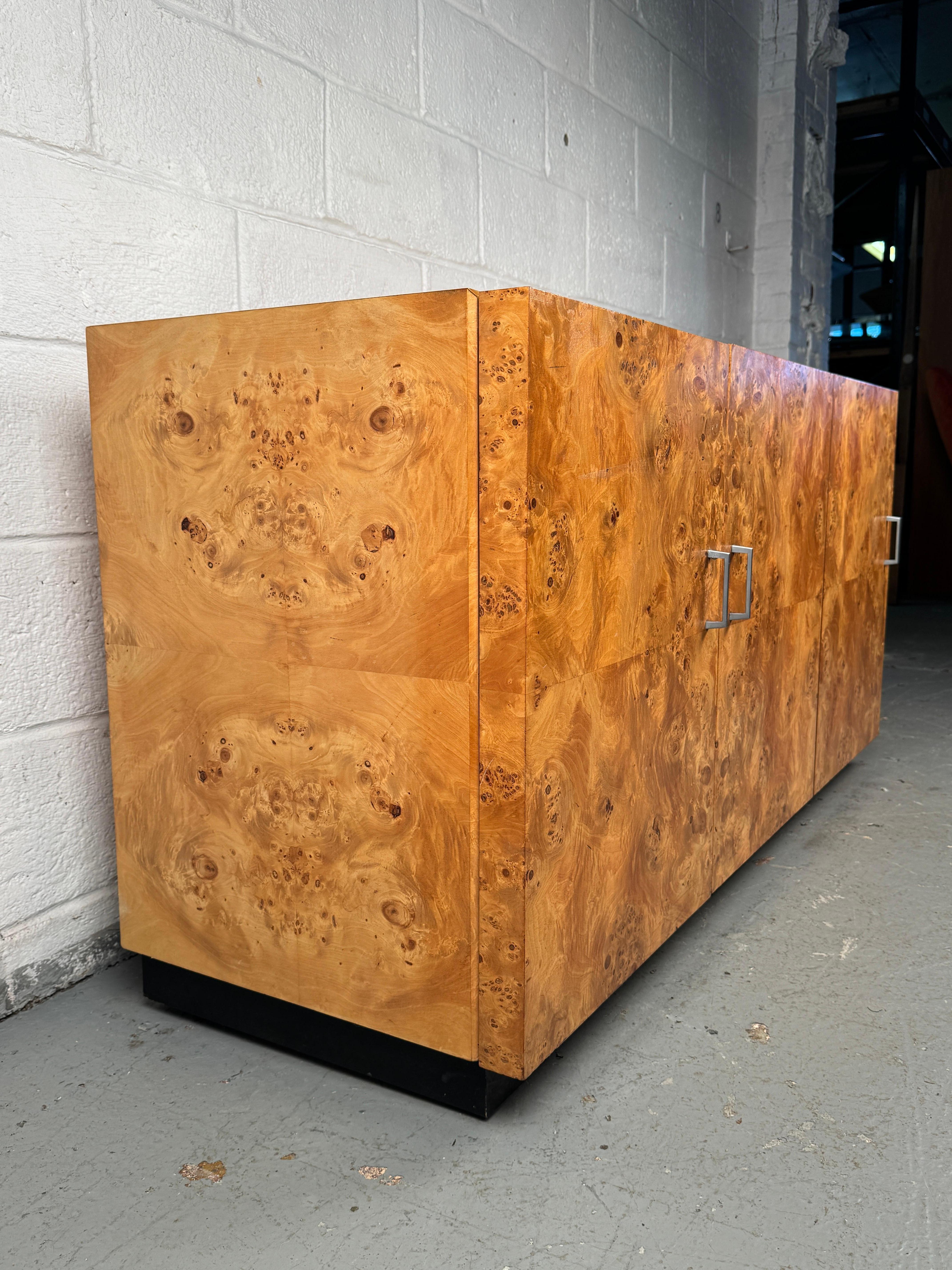 XX secolo Bellissima credenza di metà secolo in acero burlato in vendita