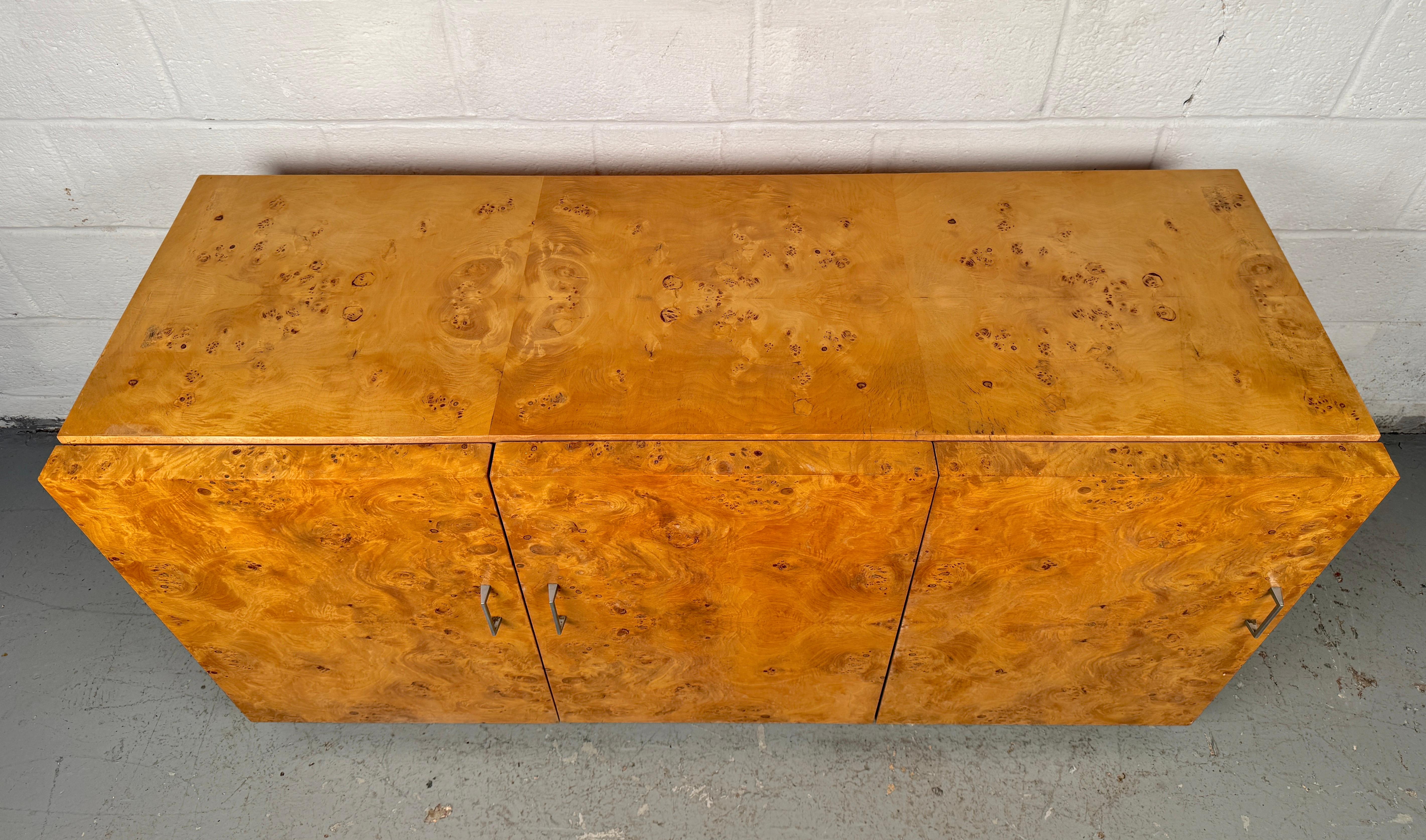 Acero Bellissima credenza di metà secolo in acero burlato in vendita