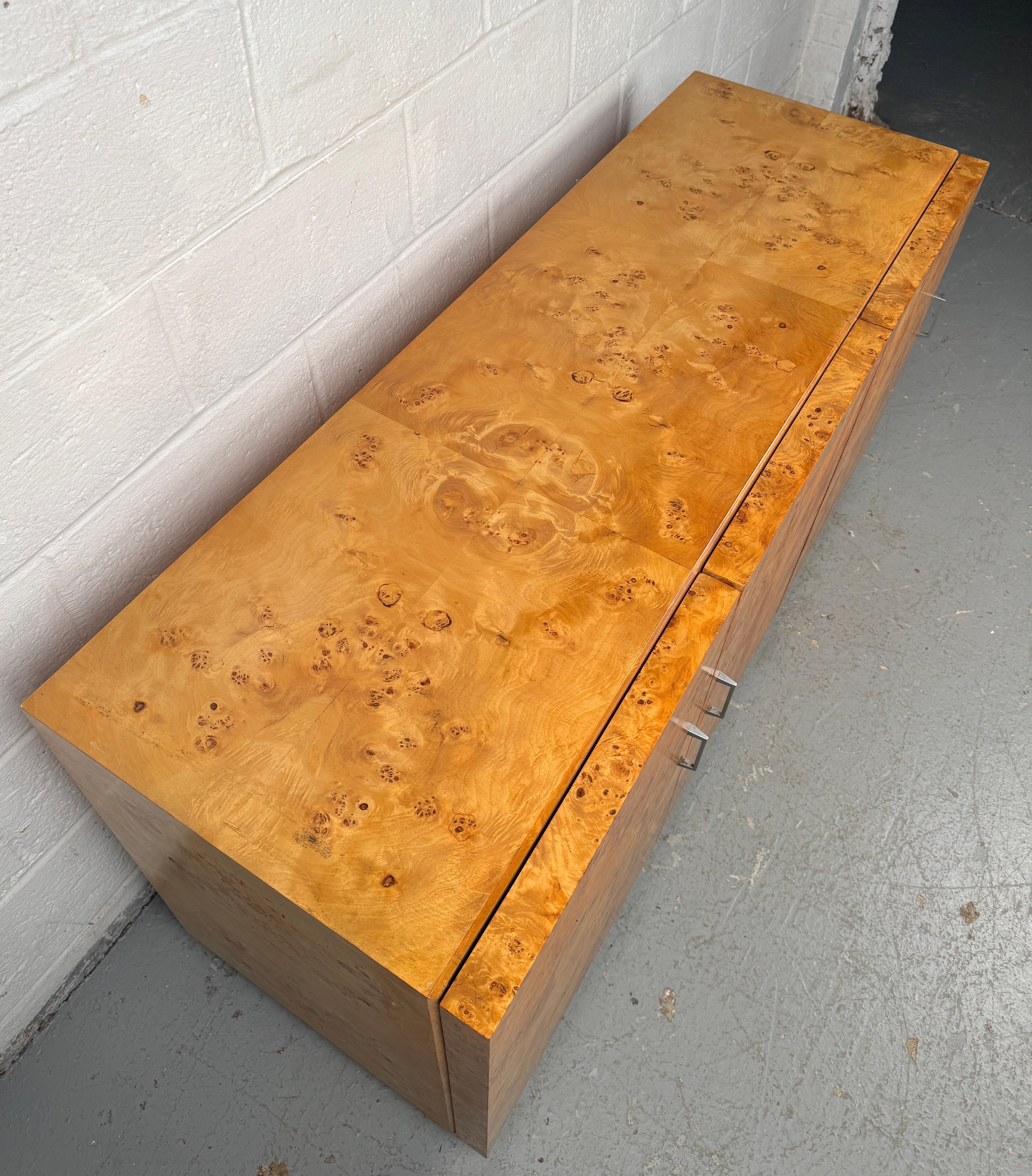 Bellissima credenza di metà secolo in acero burlato in vendita 1