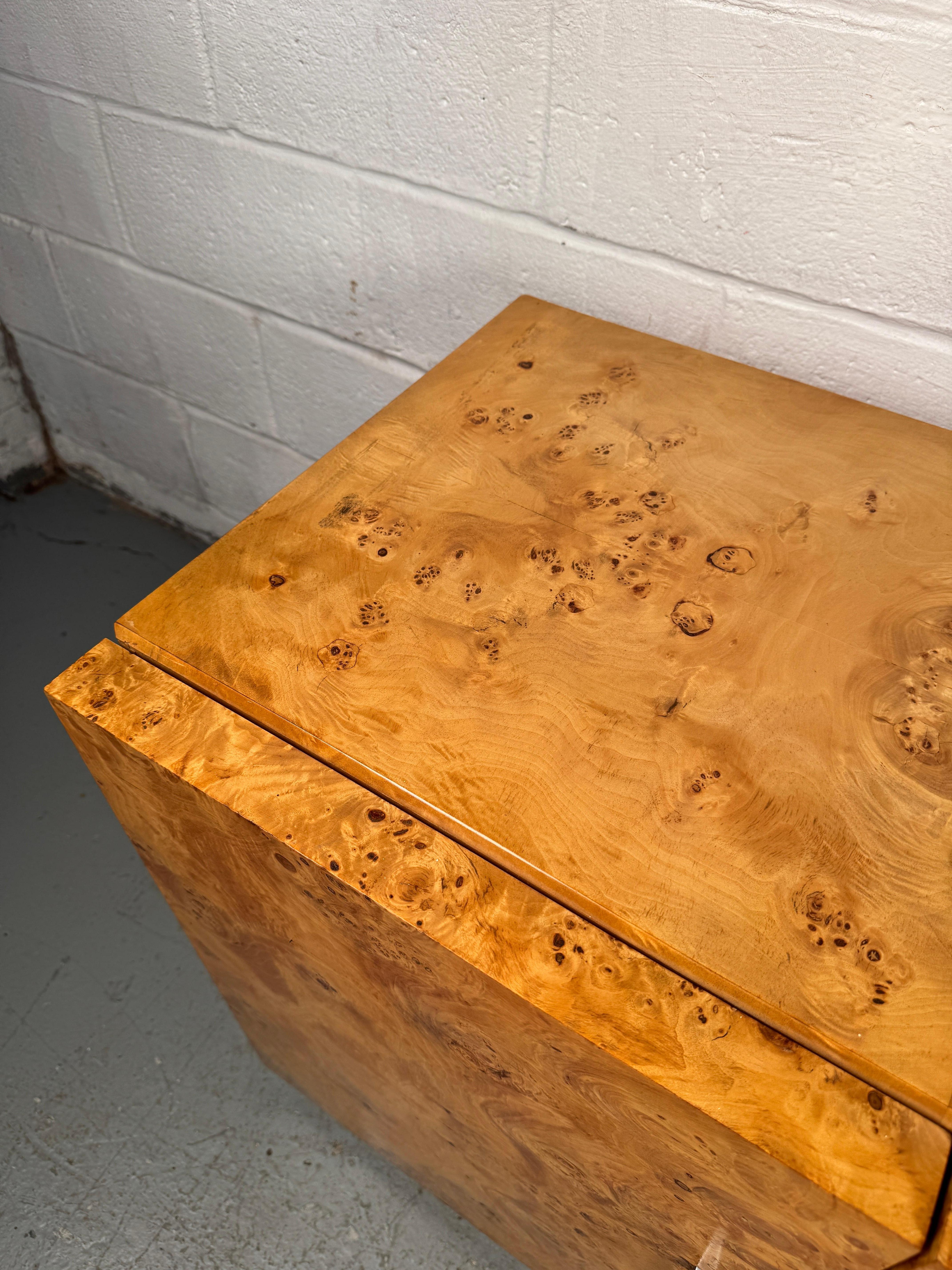 Bellissima credenza di metà secolo in acero burlato in vendita 2