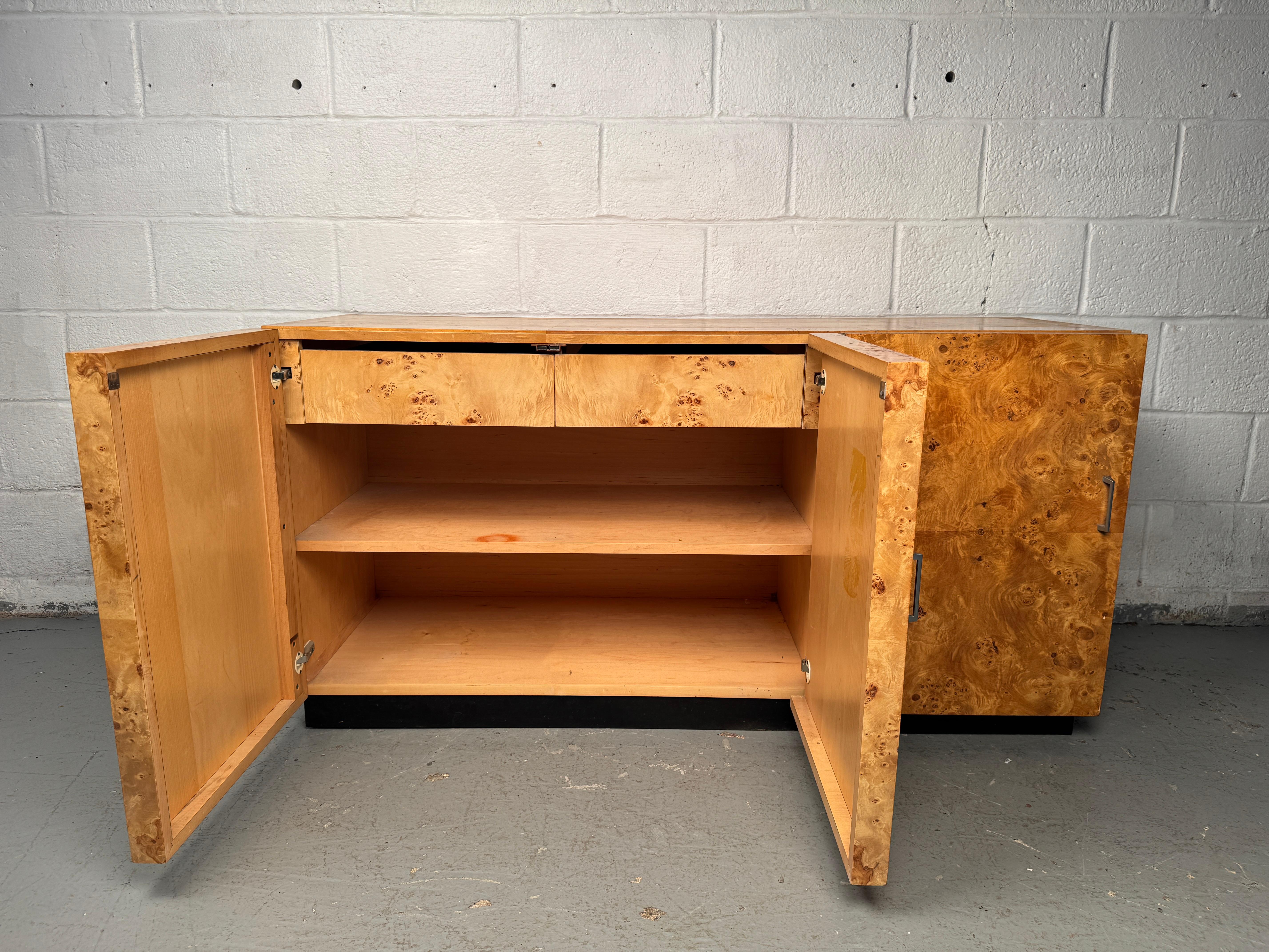 Bellissima credenza di metà secolo in acero burlato in vendita 3