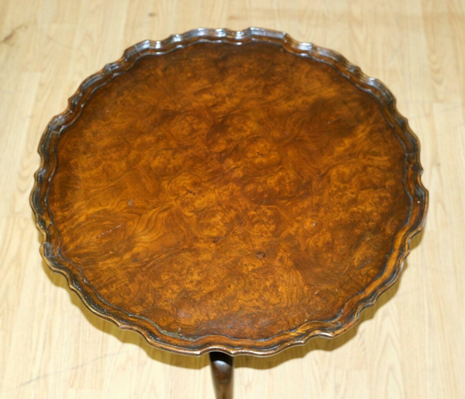 Beautiful Burr Walnut Brown Tripod Piecrust Edge Side End /Wine Table In Good Condition In West Sussex, Pulborough