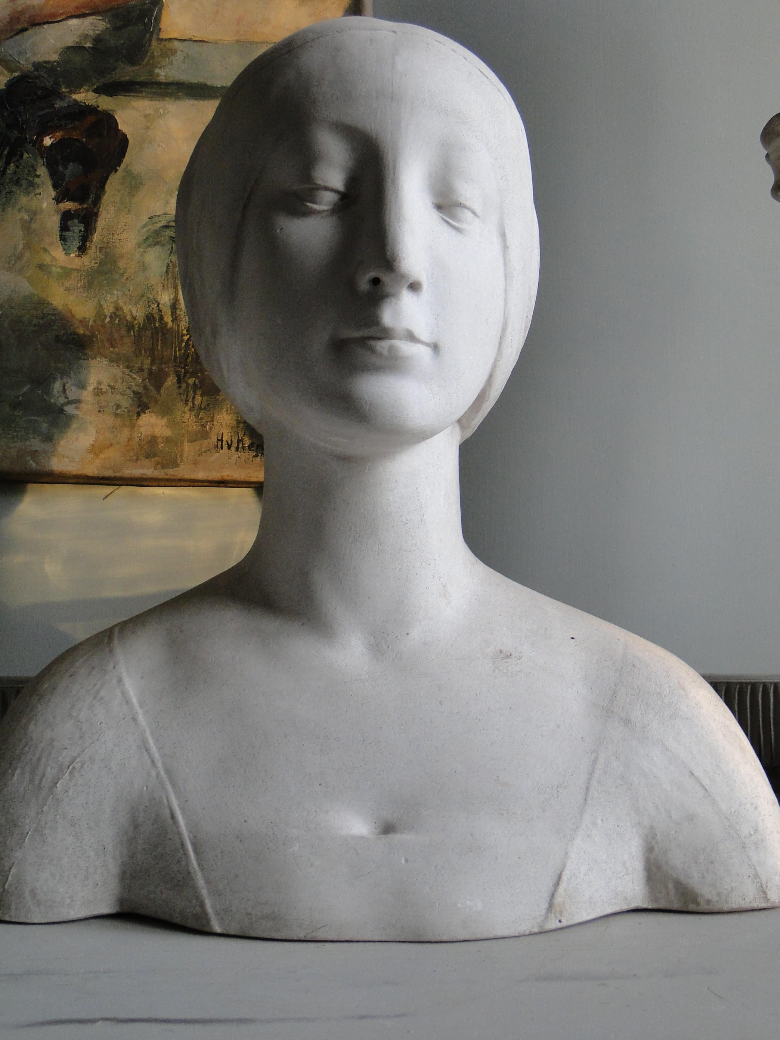 Beautiful Bust of Elenora d'Aragon, in Plaster In Good Condition In Sames, FR