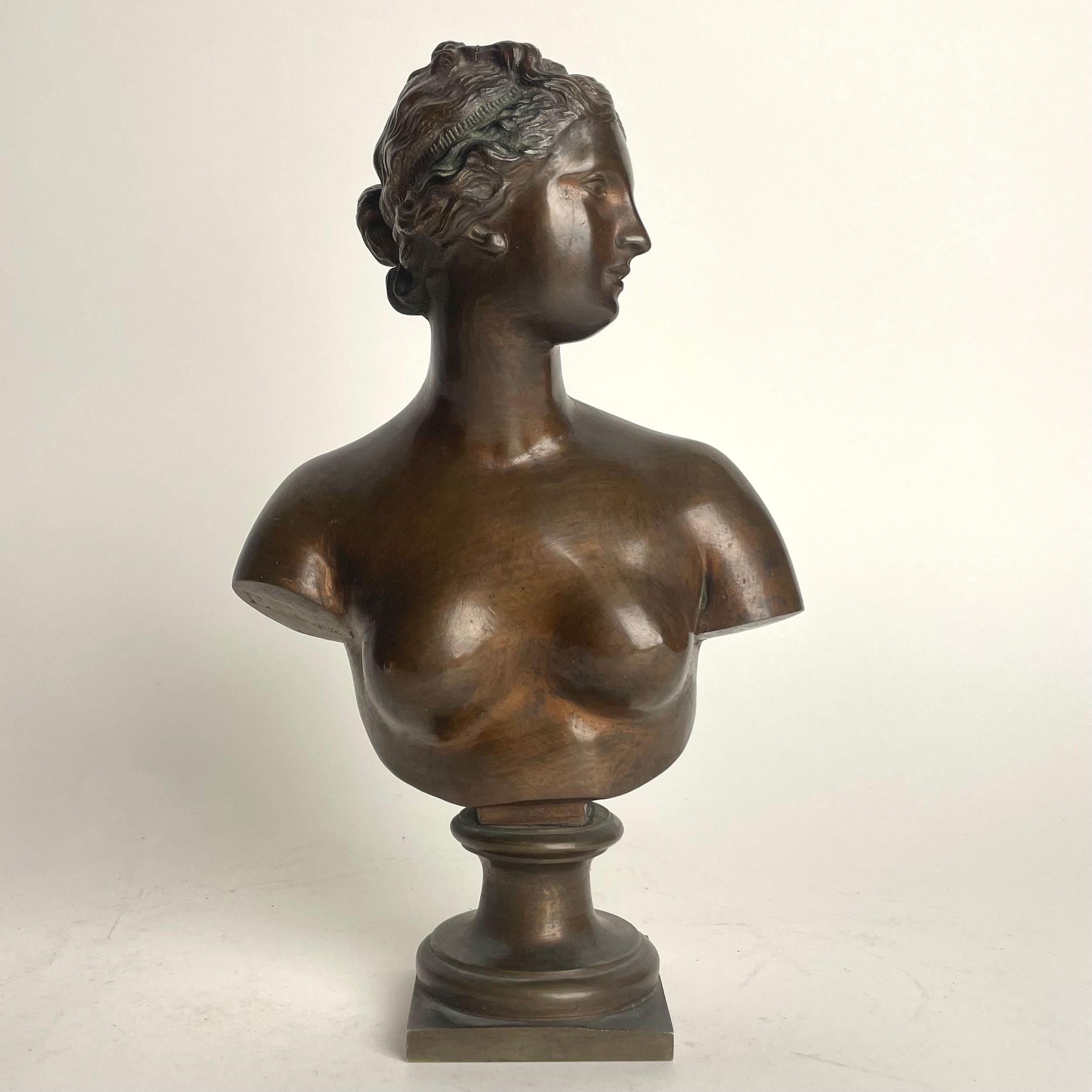 A Beautiful and Classical Bust of Venus/Aphrodite in Bronze from the 19th Century. Probably France and with an indistinct signature under the arm. (See photo)

Wear consistent with age and use 