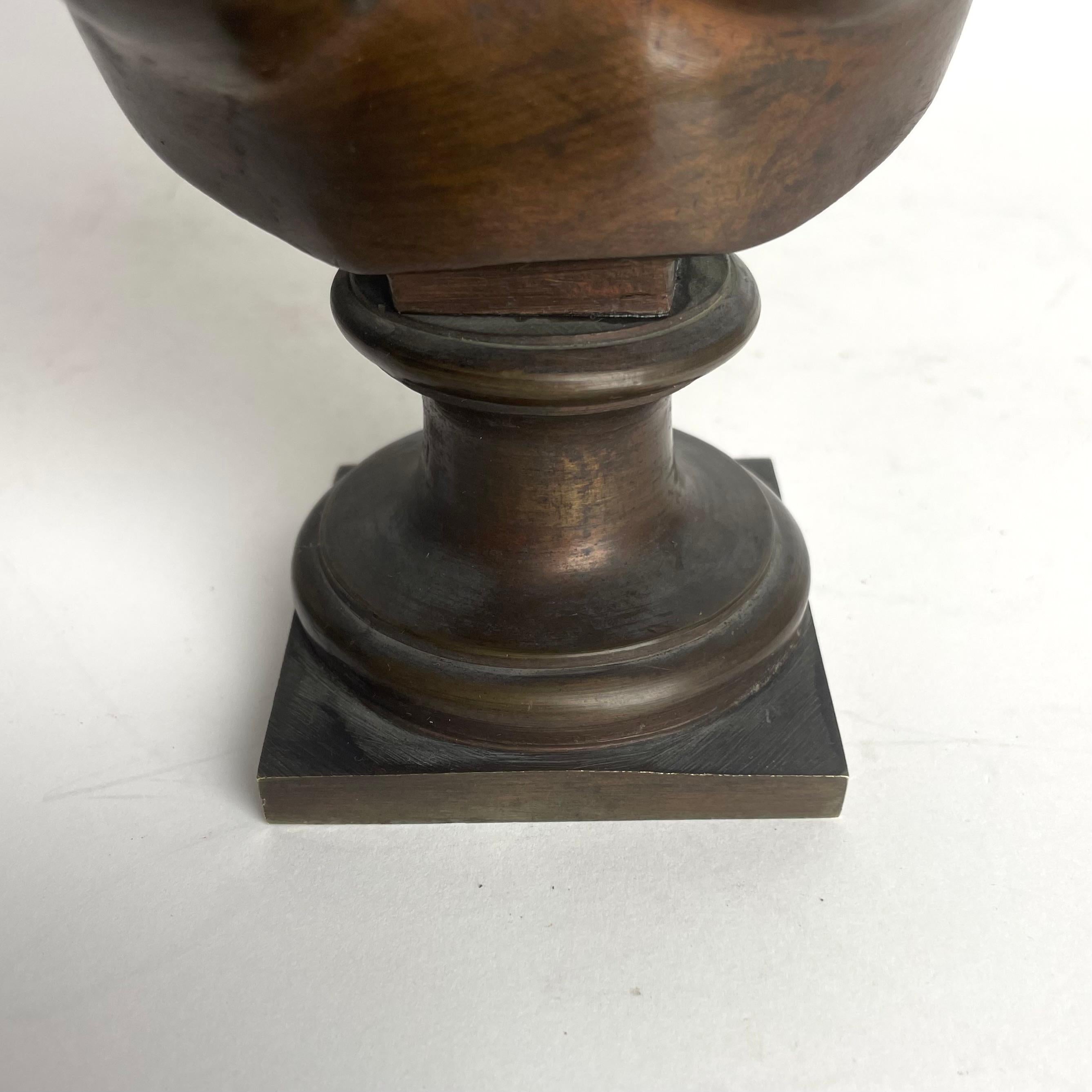 Beautiful Bust of Venus/Aphrodite in Bronze from the 19th Century For Sale 4