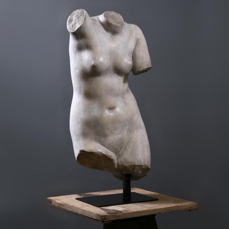Beautiful Bust of Venus, the Goddess of Love, 20th Century. In Good Condition For Sale In Saint-Ouen, FR