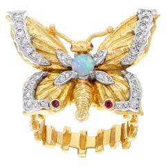 Magnifique bague papillon avec diamants, rubis et opale centrale en 18 carats