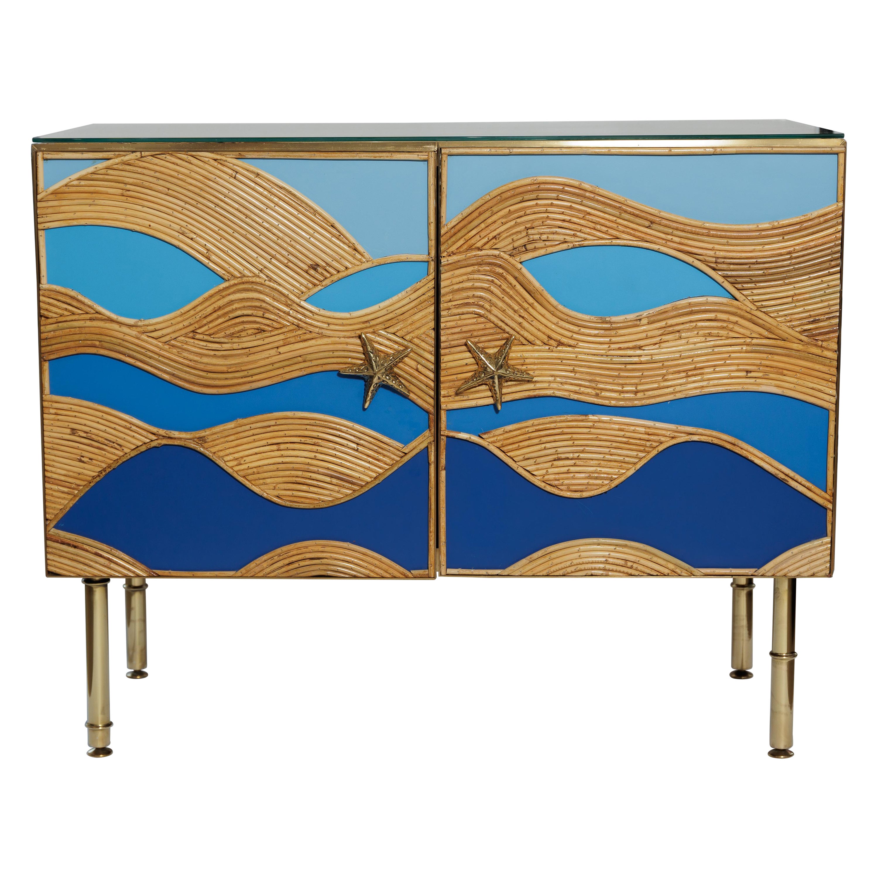 Magnifique armoire en résine et bambou avec détails en laiton et étagère intérieure en verre en vente