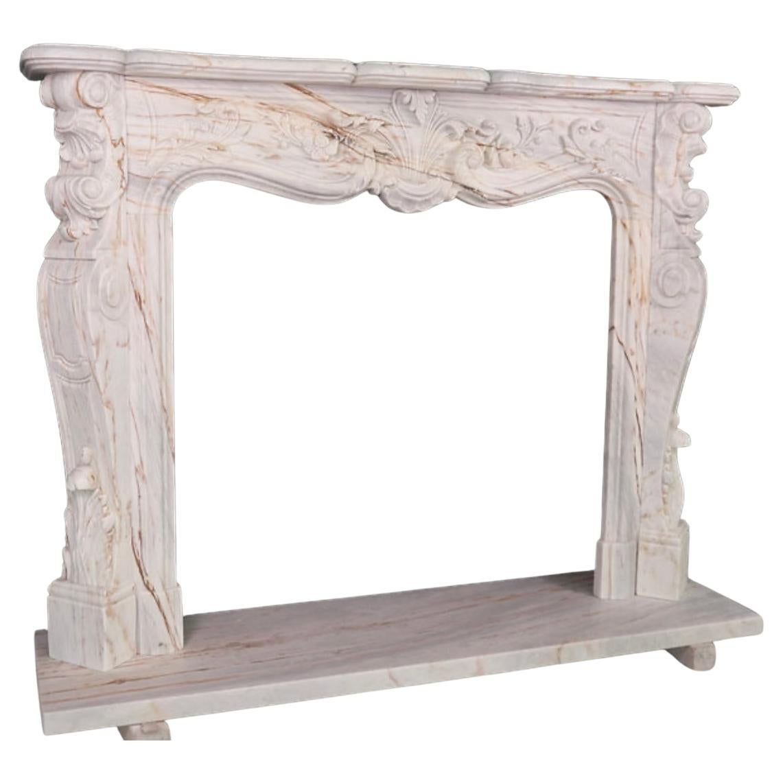 La cheminée en marbre de style français Calacatta Gold est un chef-d'œuvre luxueux, fabriqué à partir du marbre Calacatta Gold, réputé pour son fond blanc crémeux et ses veines dorées saisissantes. Cette cheminée dégage une élégance française