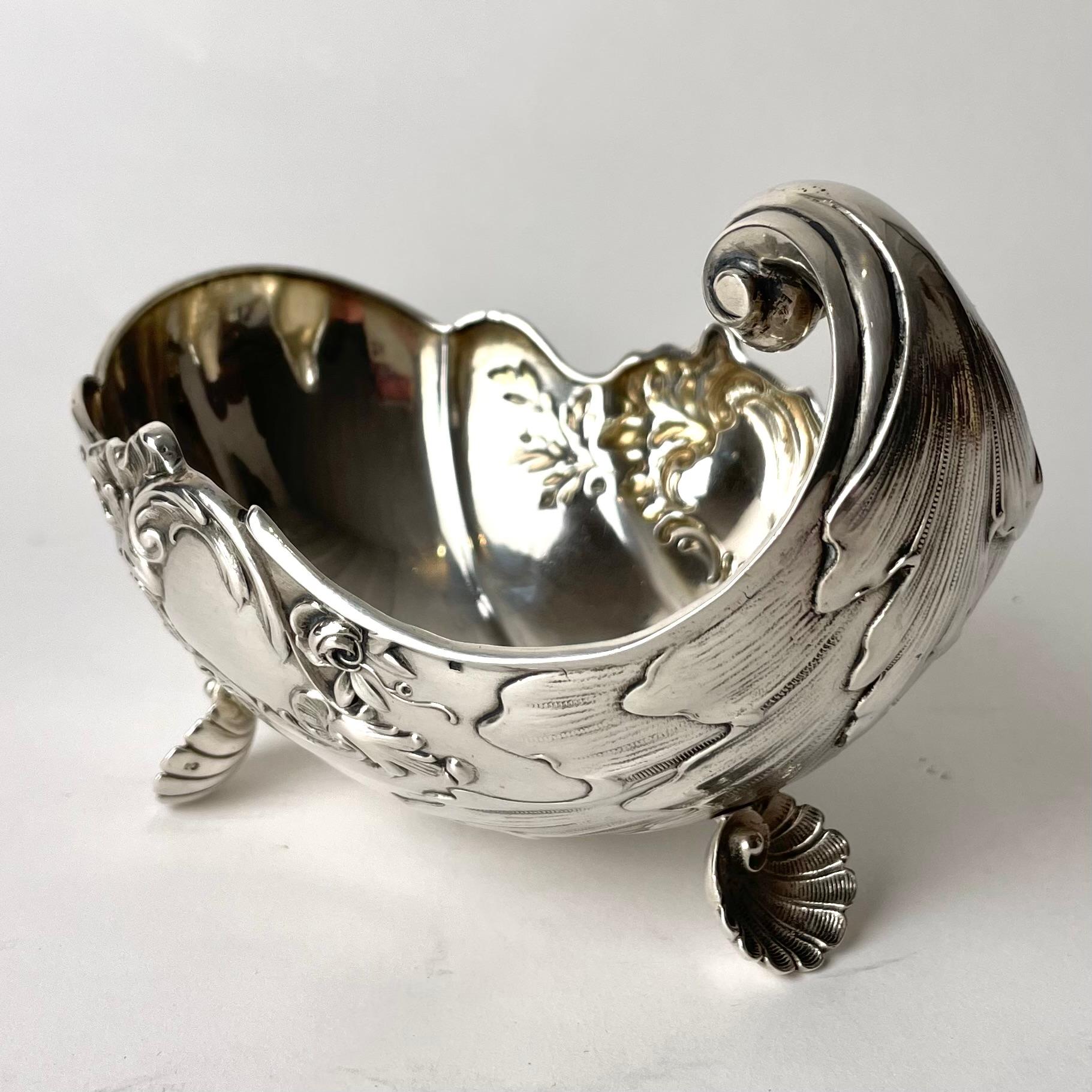 European Beautiful Candy Bowl in Silver in the shape of a seashell from Mid 19th Century For Sale