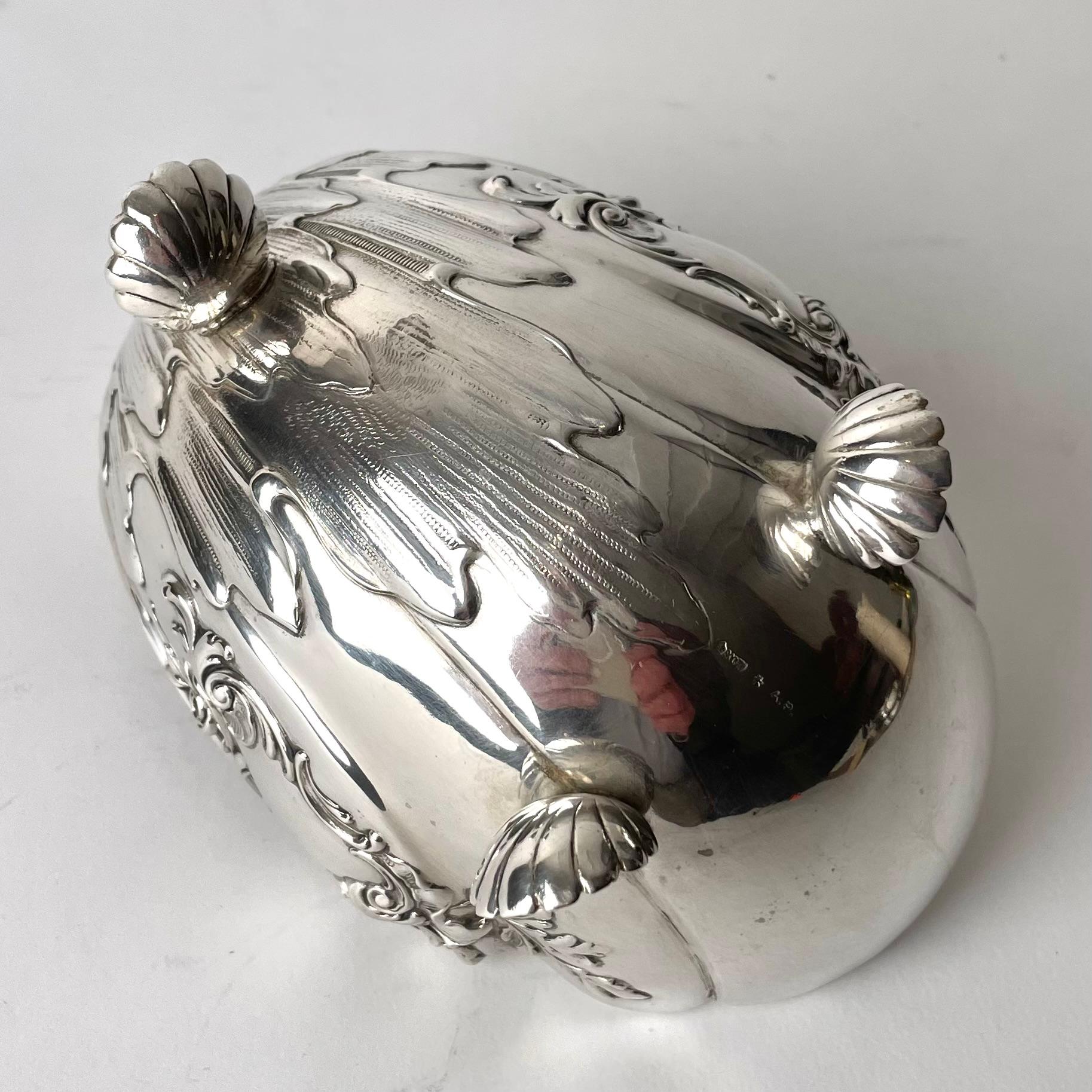 Beautiful Candy Bowl in Silver in the shape of a seashell from Mid 19th Century For Sale 1