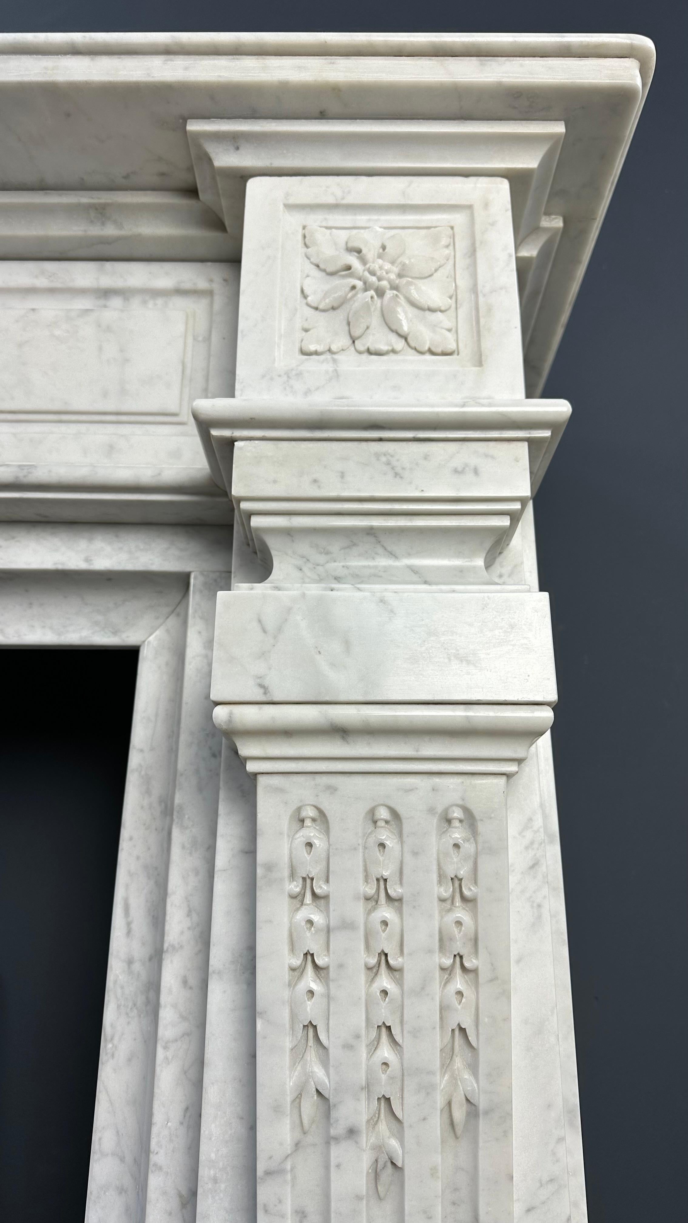 Magnifique entourage de cheminée ancienne en marbre de Carrare de style Empire - Livraison gratuite en vente 2