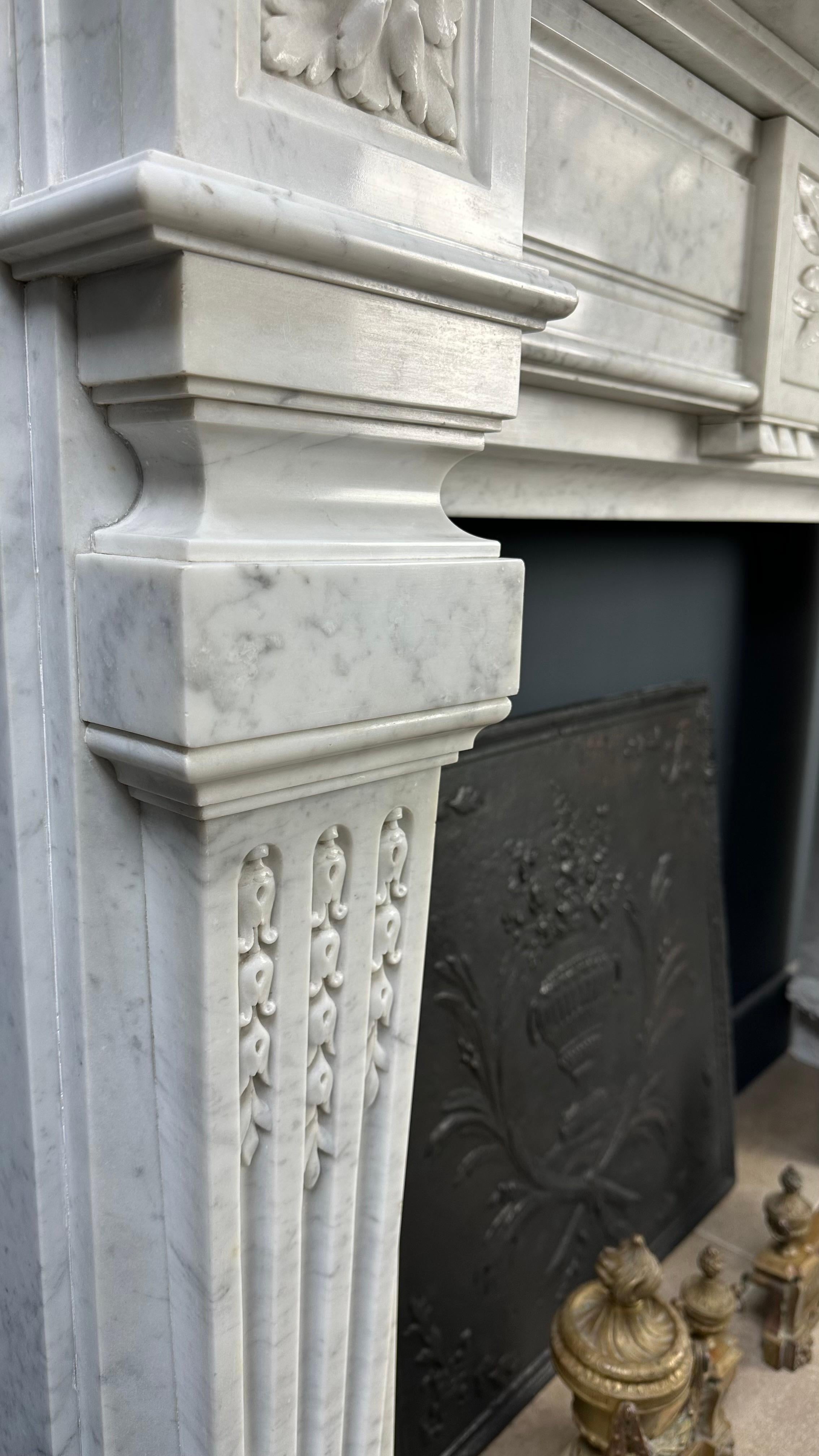 Magnifique entourage de cheminée ancienne en marbre de Carrare de style Empire - Livraison gratuite en vente 3
