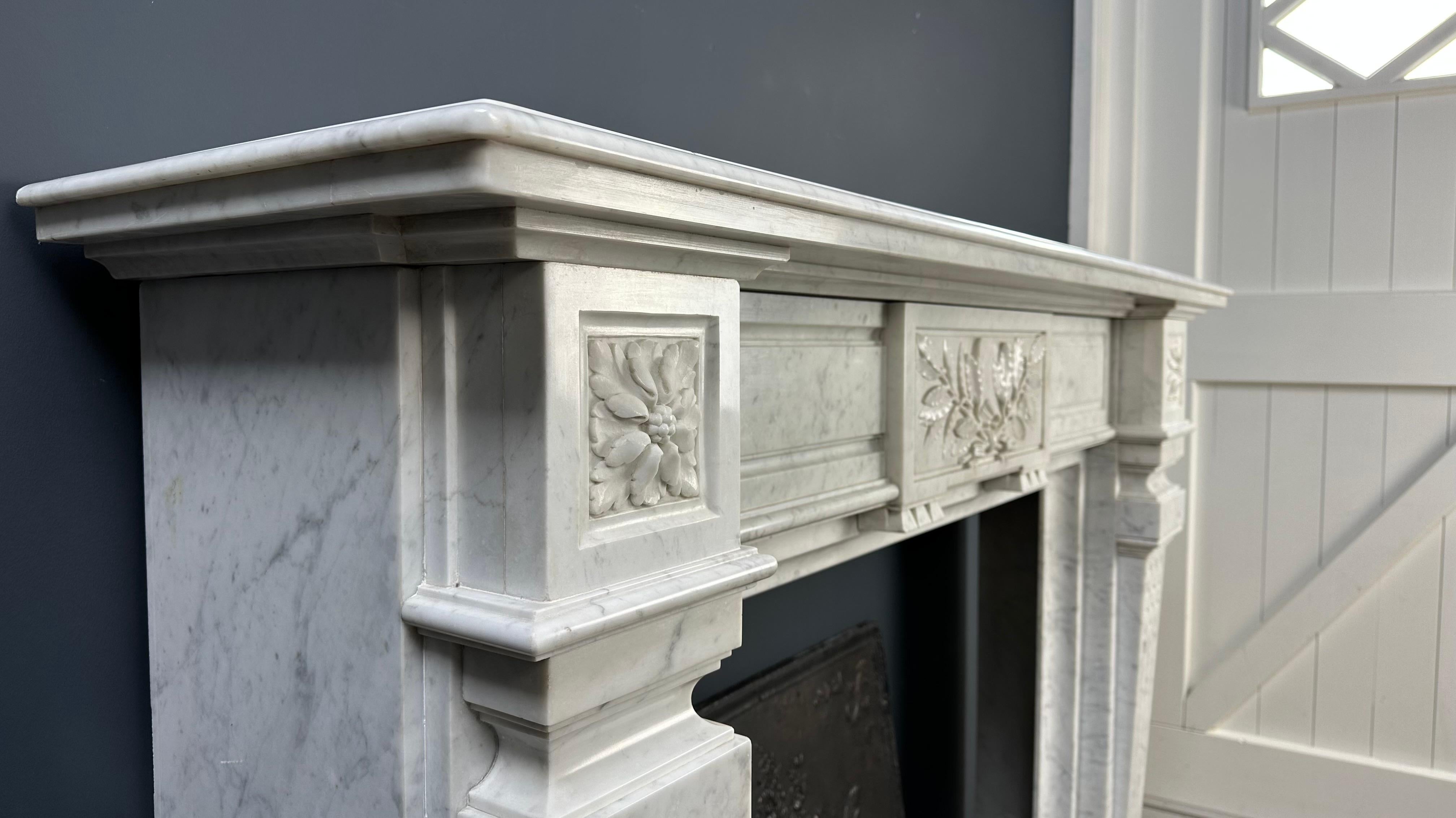 Magnifique entourage de cheminée ancienne en marbre de Carrare de style Empire - Livraison gratuite en vente 4