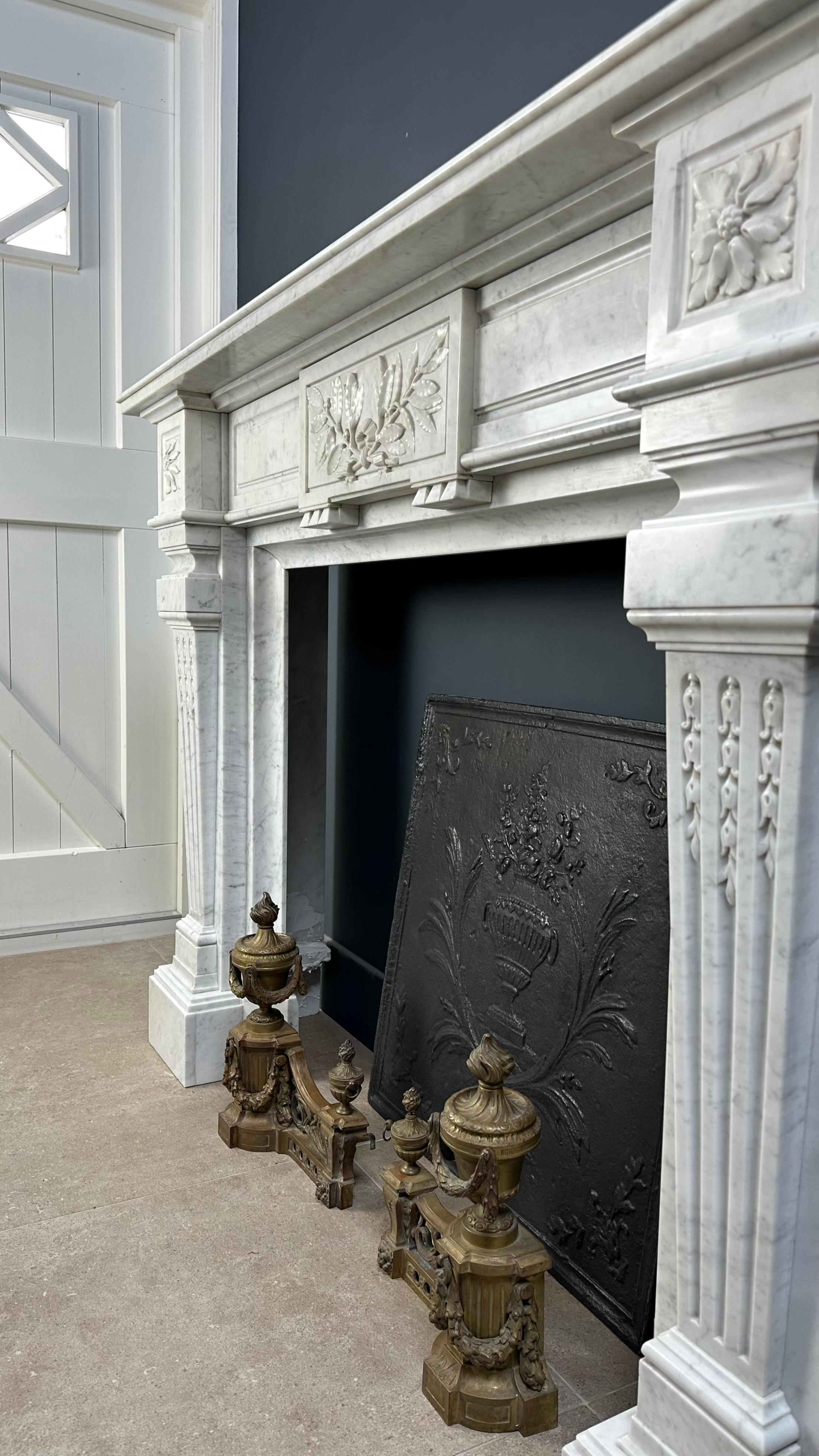 Magnifique entourage de cheminée ancienne en marbre de Carrare de style Empire - Livraison gratuite en vente 5
