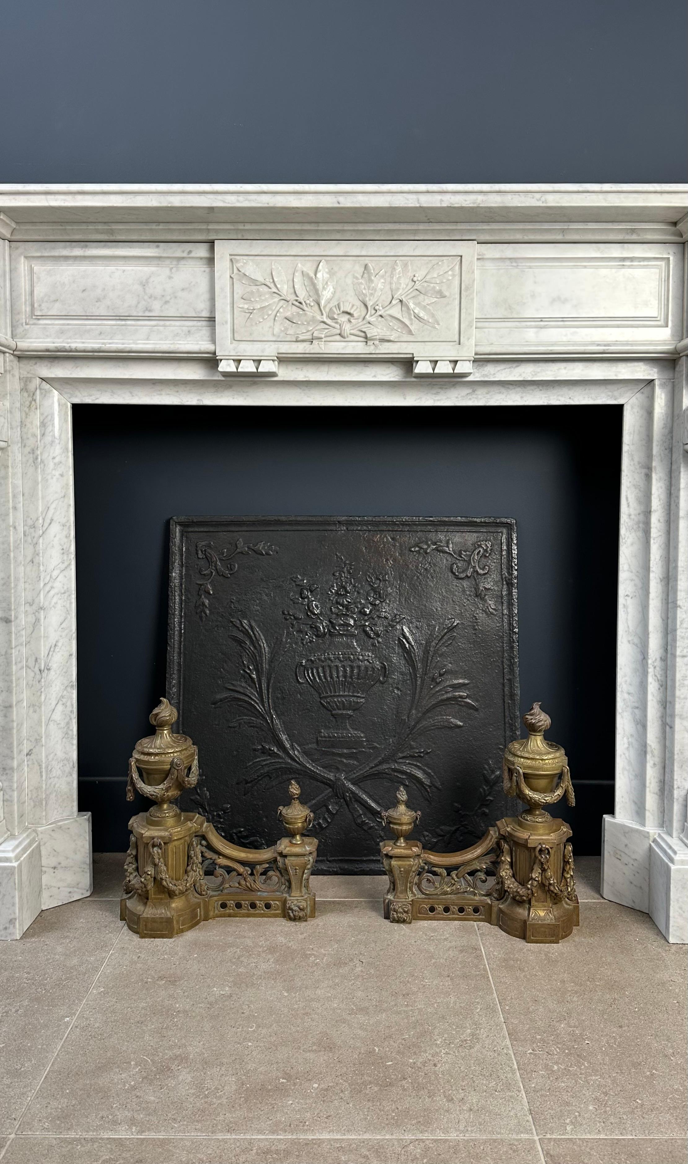 Louis XV Magnifique entourage de cheminée ancienne en marbre de Carrare de style Empire - Livraison gratuite en vente