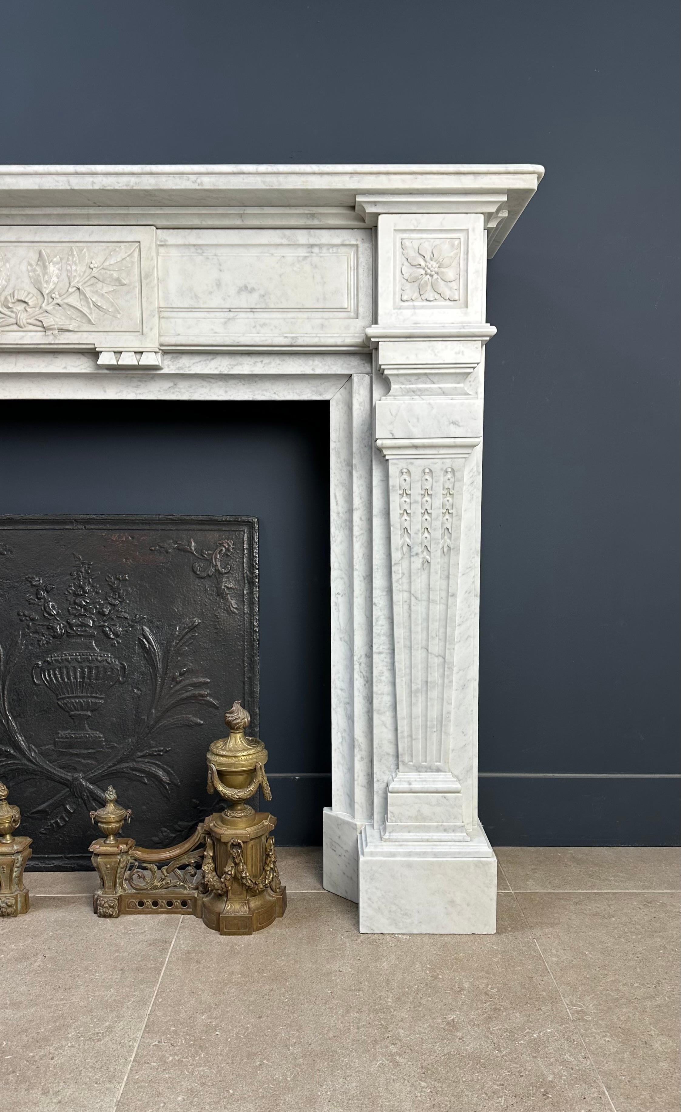 Français Magnifique entourage de cheminée ancienne en marbre de Carrare de style Empire - Livraison gratuite en vente