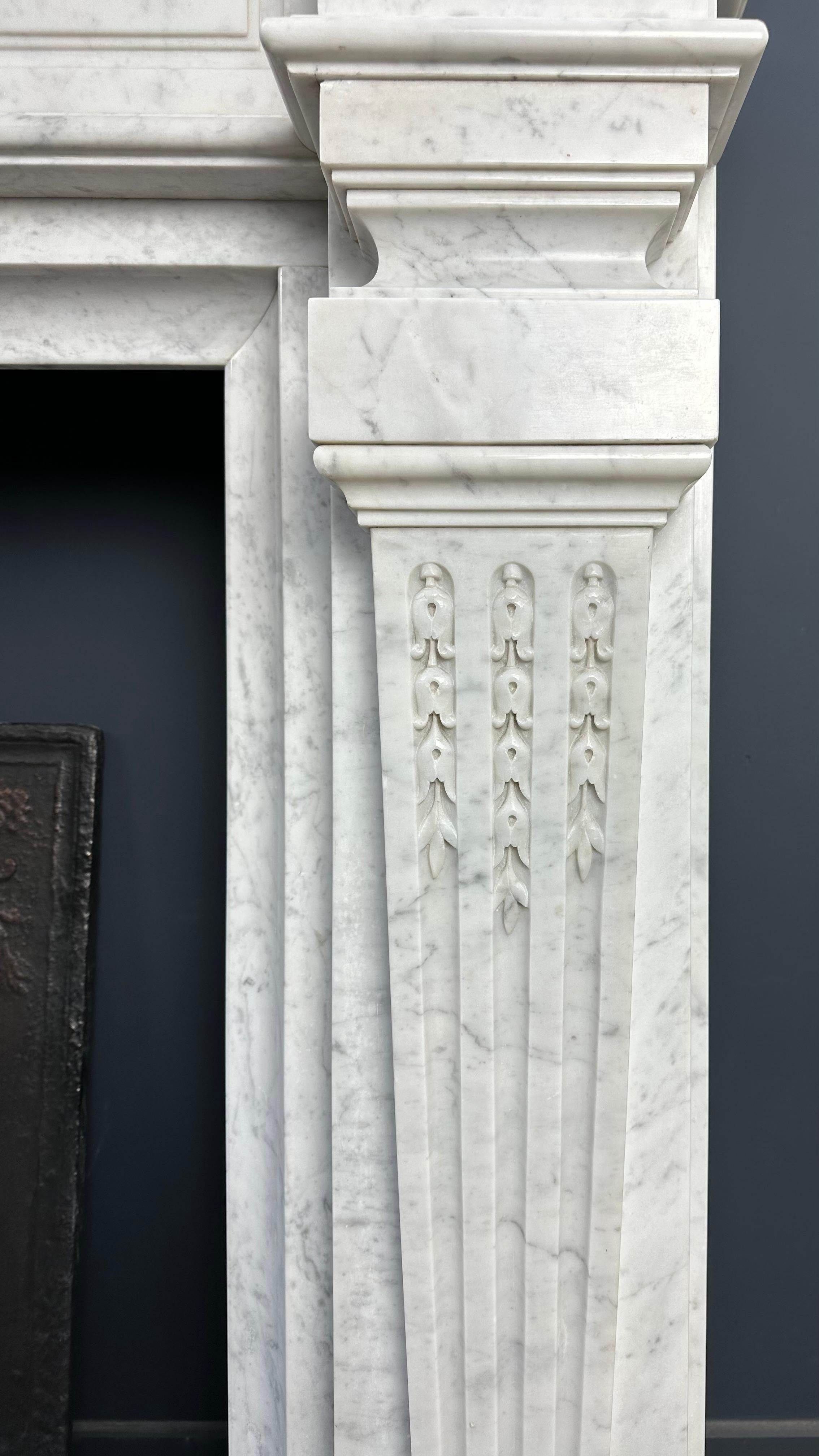 Sculpté à la main Magnifique entourage de cheminée ancienne en marbre de Carrare de style Empire - Livraison gratuite en vente