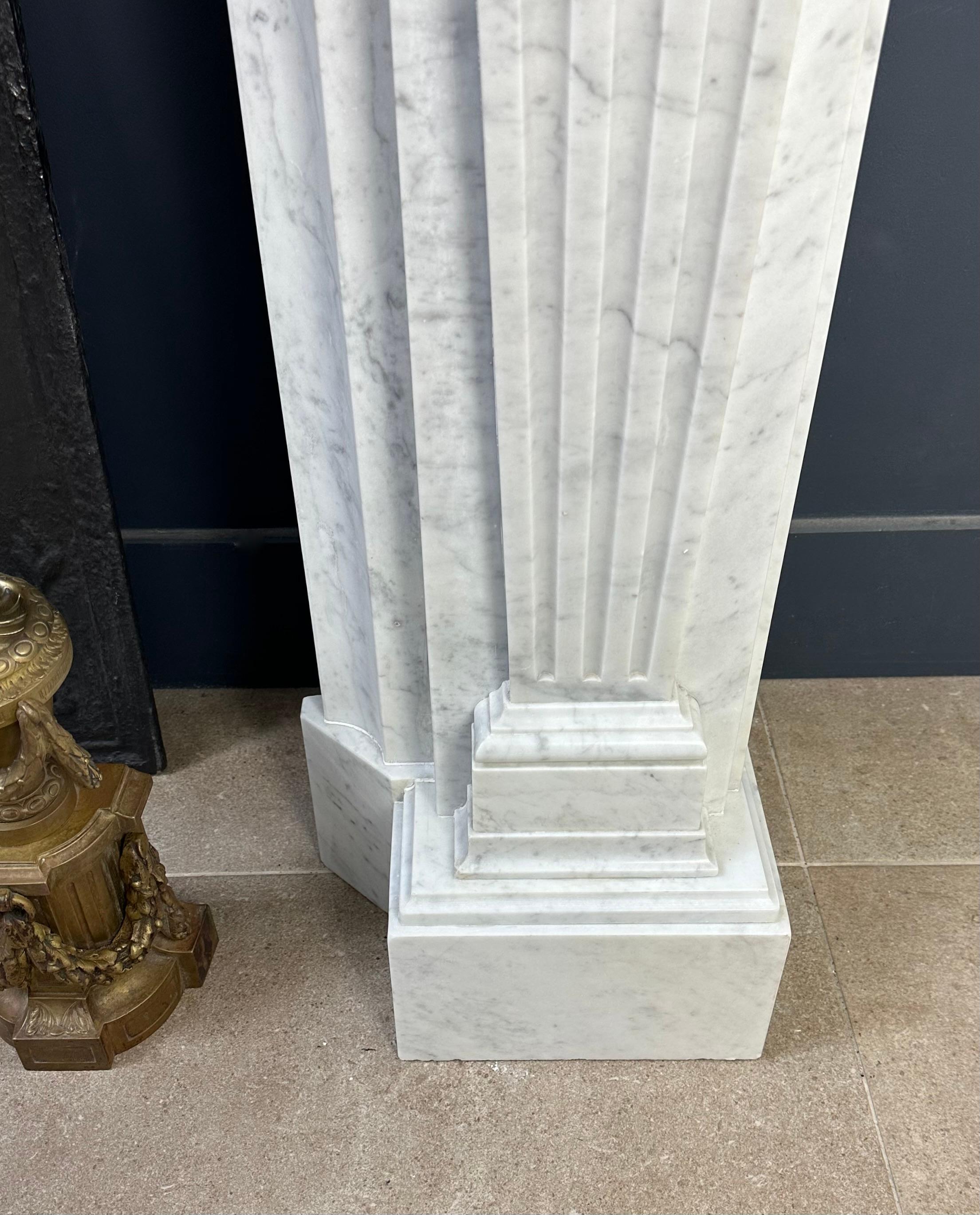 Magnifique entourage de cheminée ancienne en marbre de Carrare de style Empire - Livraison gratuite Bon état - En vente à Oostvoorne, NL